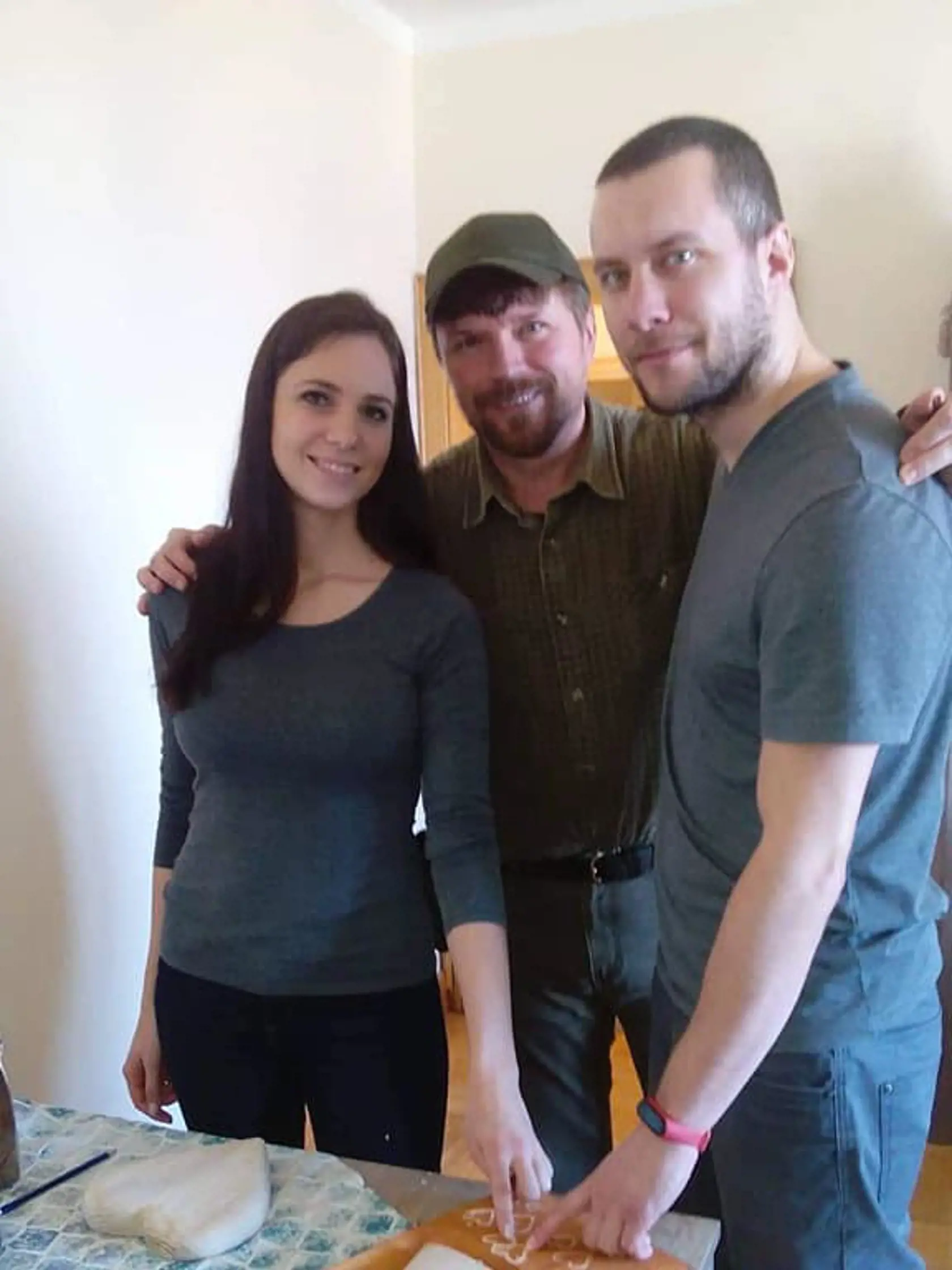 Monika a Marek s autorom sošky anjela Milanom Krajňákom (v strede), ktorý sa rozhodol podporiť mladú rodinku.