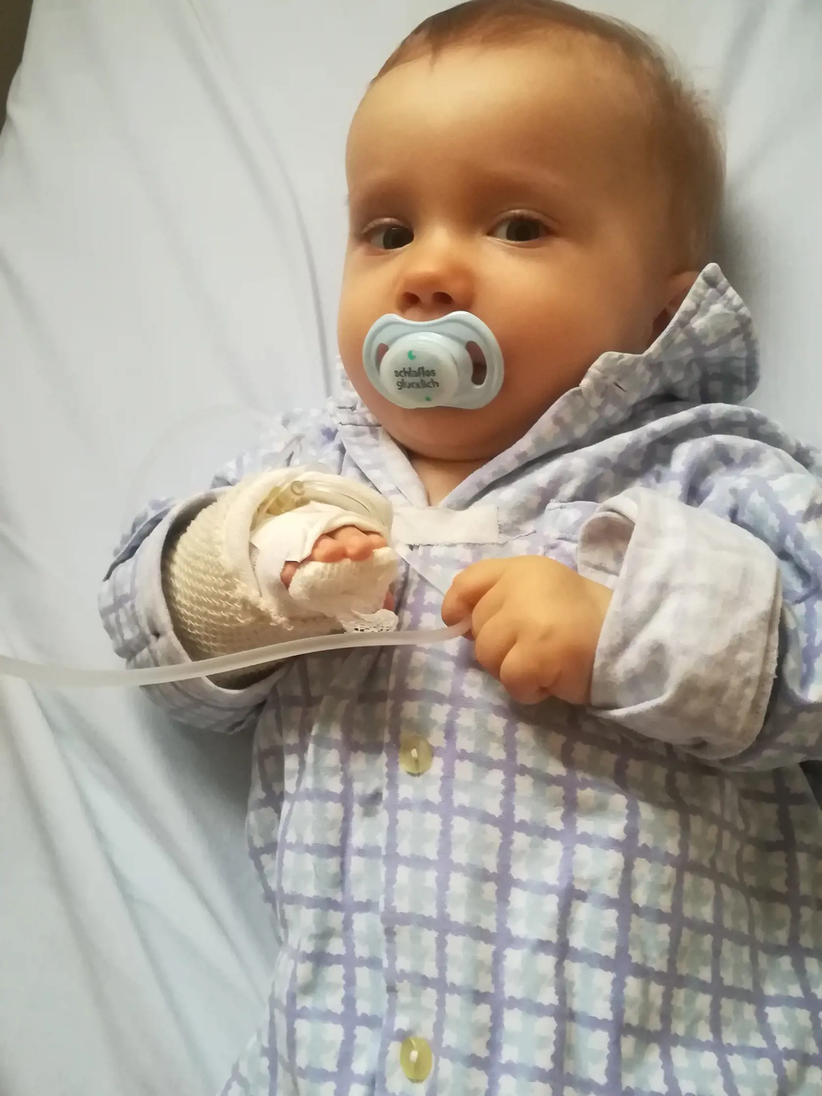 V týchto dňoch však Alexovi svitla nádej na úspešnú liečbu. Zahraničný liek je nad finančné možnosti mladej rodiny, stojí 2,1 USD.