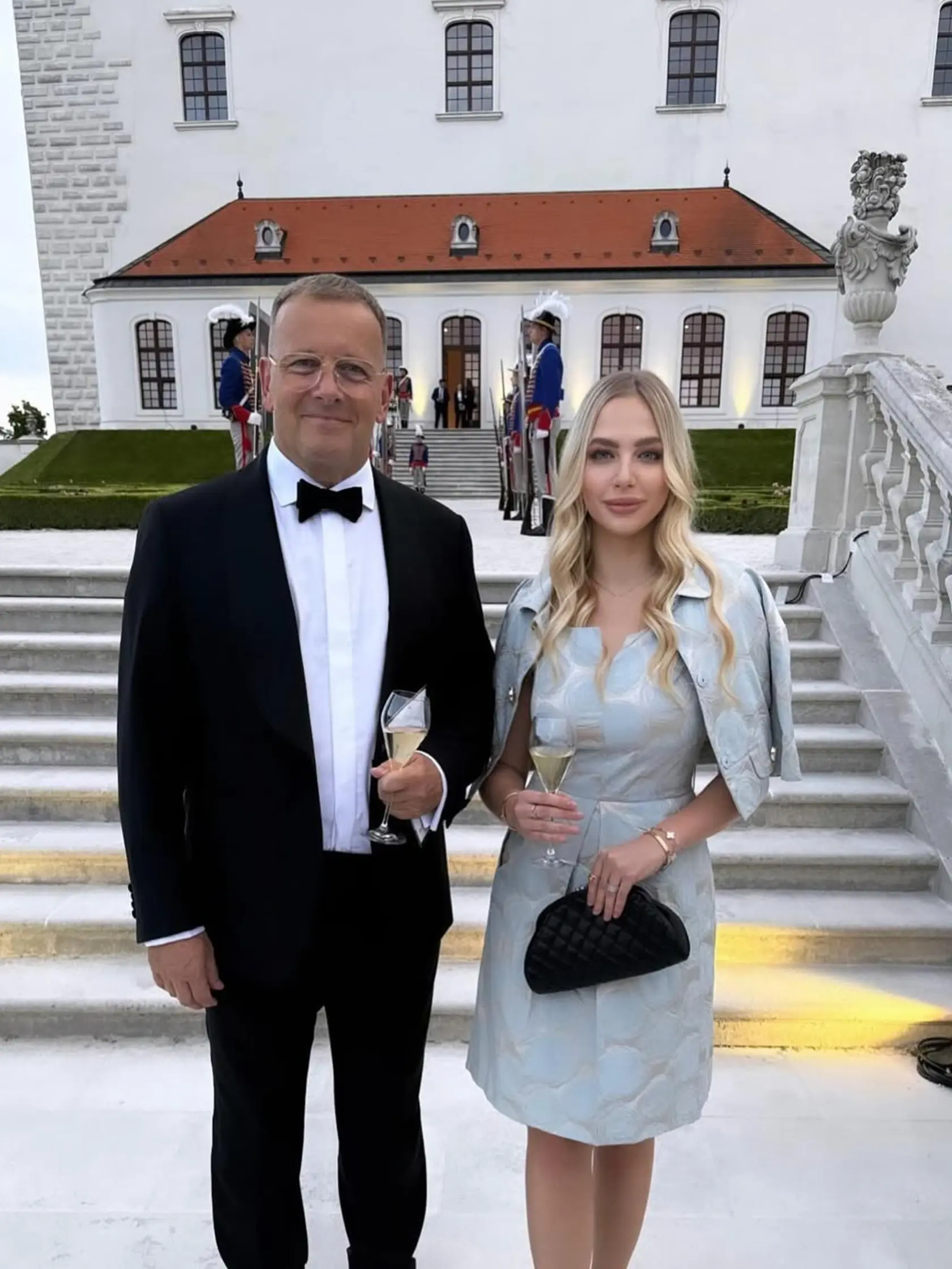 Takto vyzeral Borisov účes počas vlaňajšej júnovej inaugurácie, na ktorej bol spolu s dcérou Ester. 
