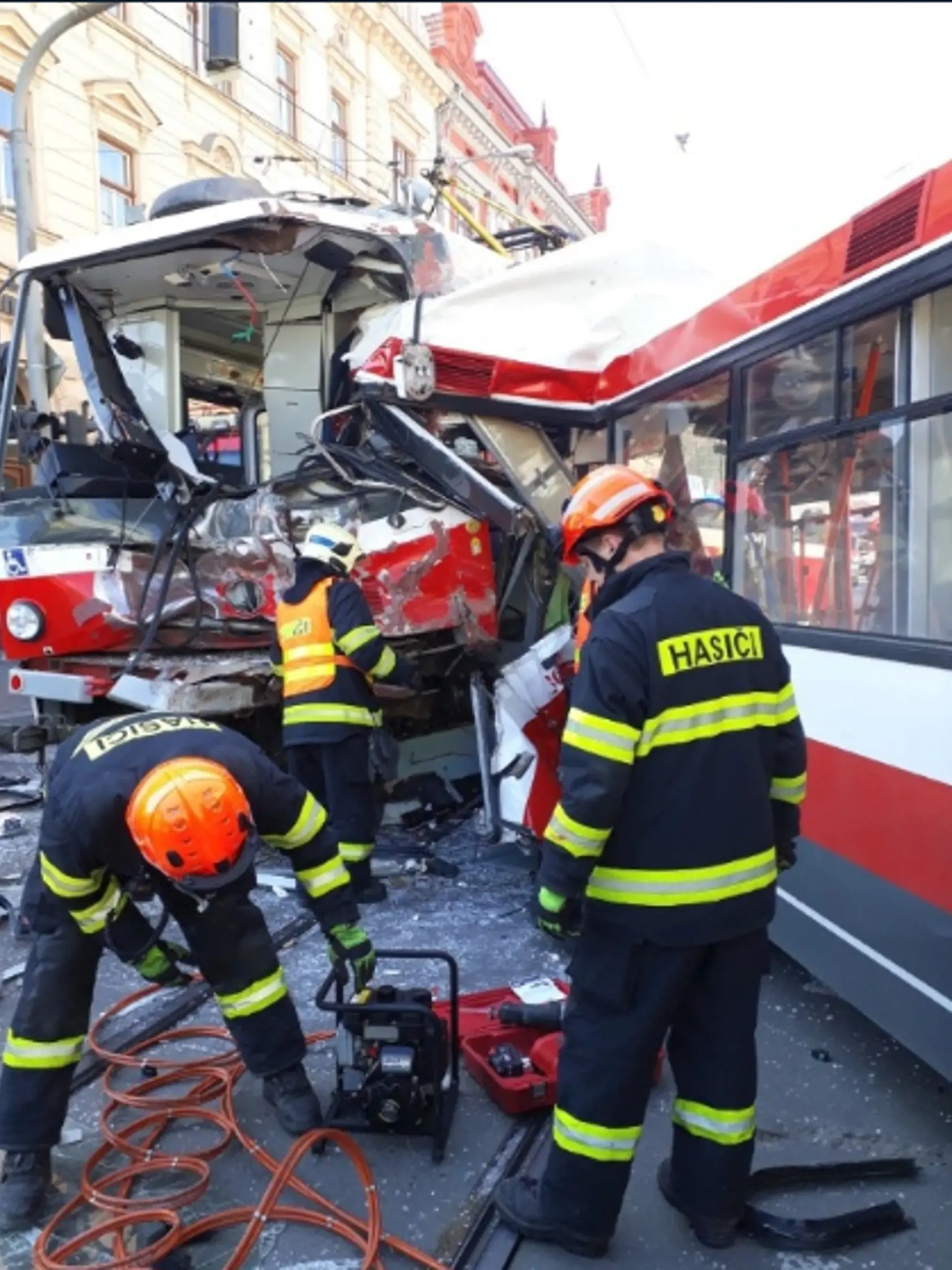 Nehoda sa stala po 13.30 h SELČ na križovatke ulíc Masná a Křenová. Električka sa presúvala bez cestujúcich a nachádzal sa v nej len vodič.