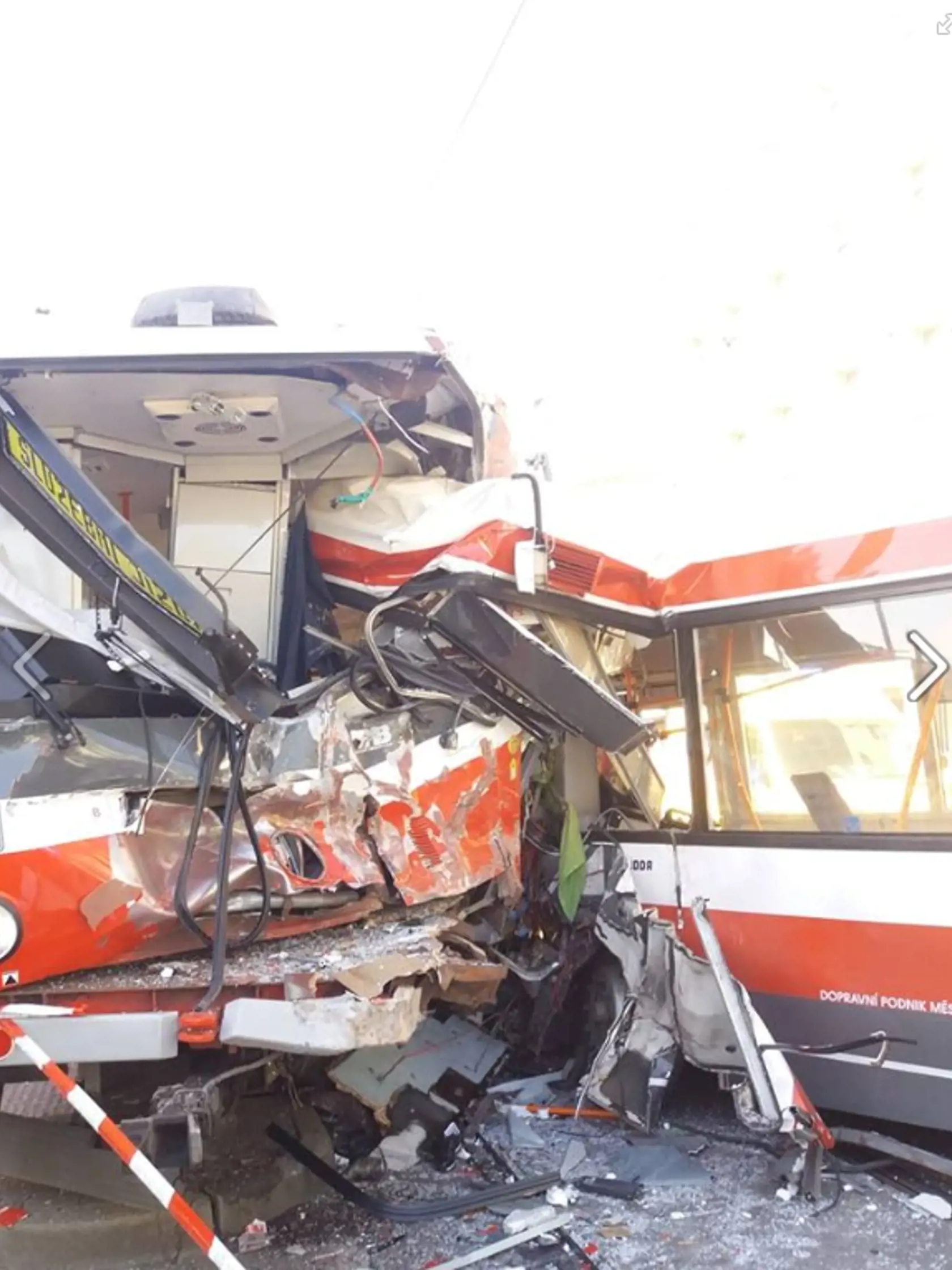 V juhomoravskej metropole Brno sa v pondelok popoludní čelne zrazili električka a trolejbus. Podľa záchrannej služby utrpelo zranenia 25 ľudí.