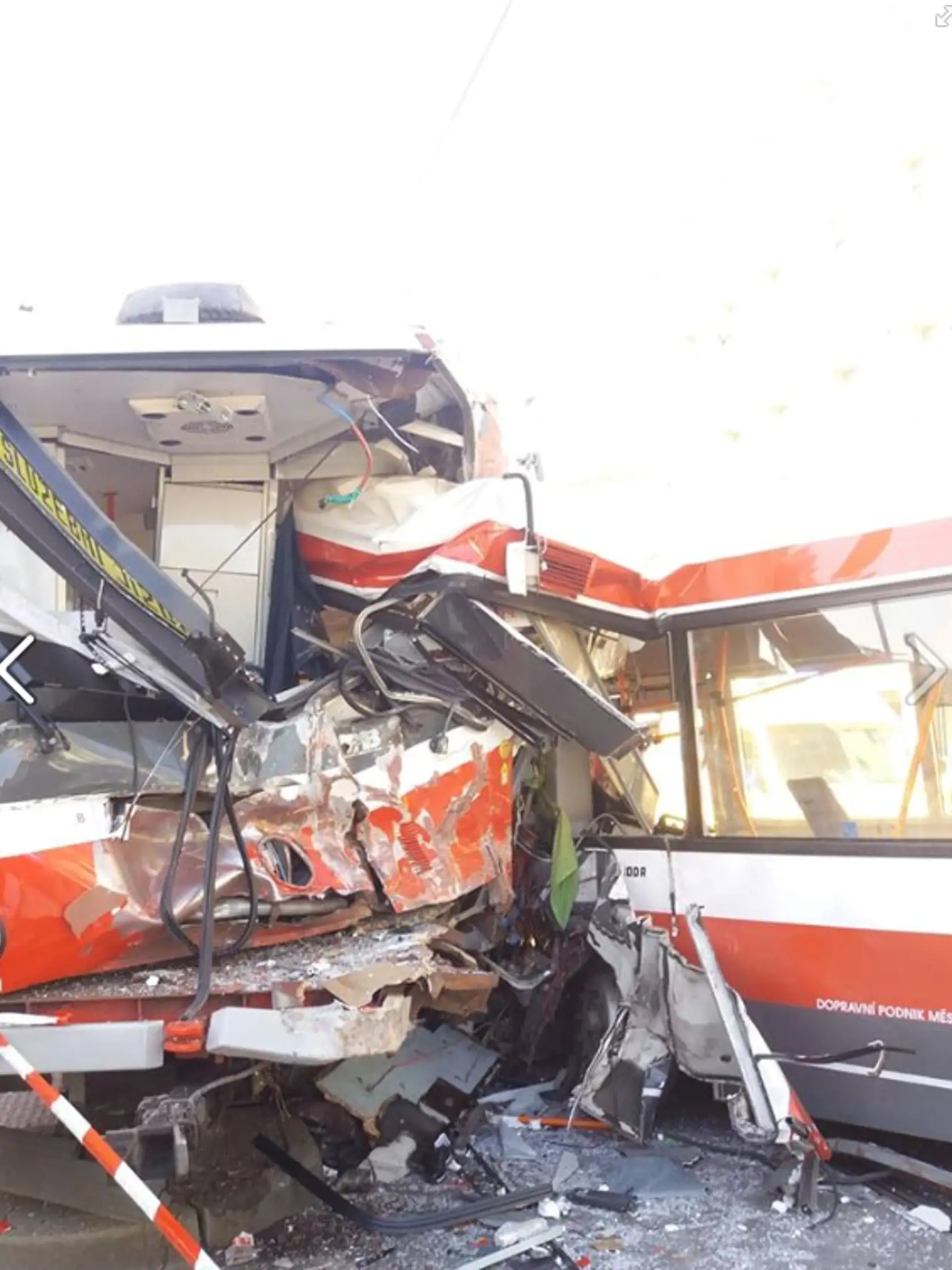 V juhomoravskej metropole Brno sa v pondelok popoludní čelne zrazili električka a trolejbus. Podľa záchrannej služby utrpelo zranenia 25 ľudí.