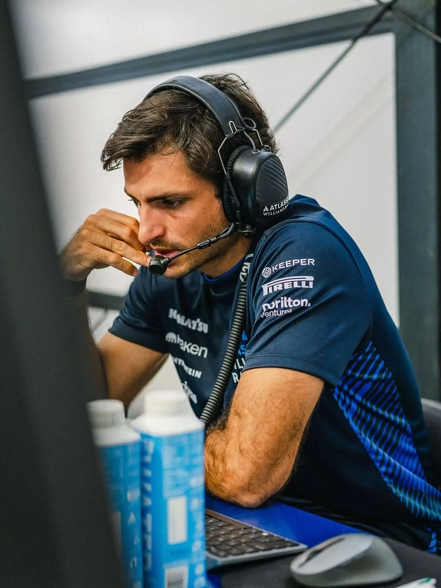 Carlos Sainz dostal pokutu, že nestihol hymnu pred štartom pretekov.