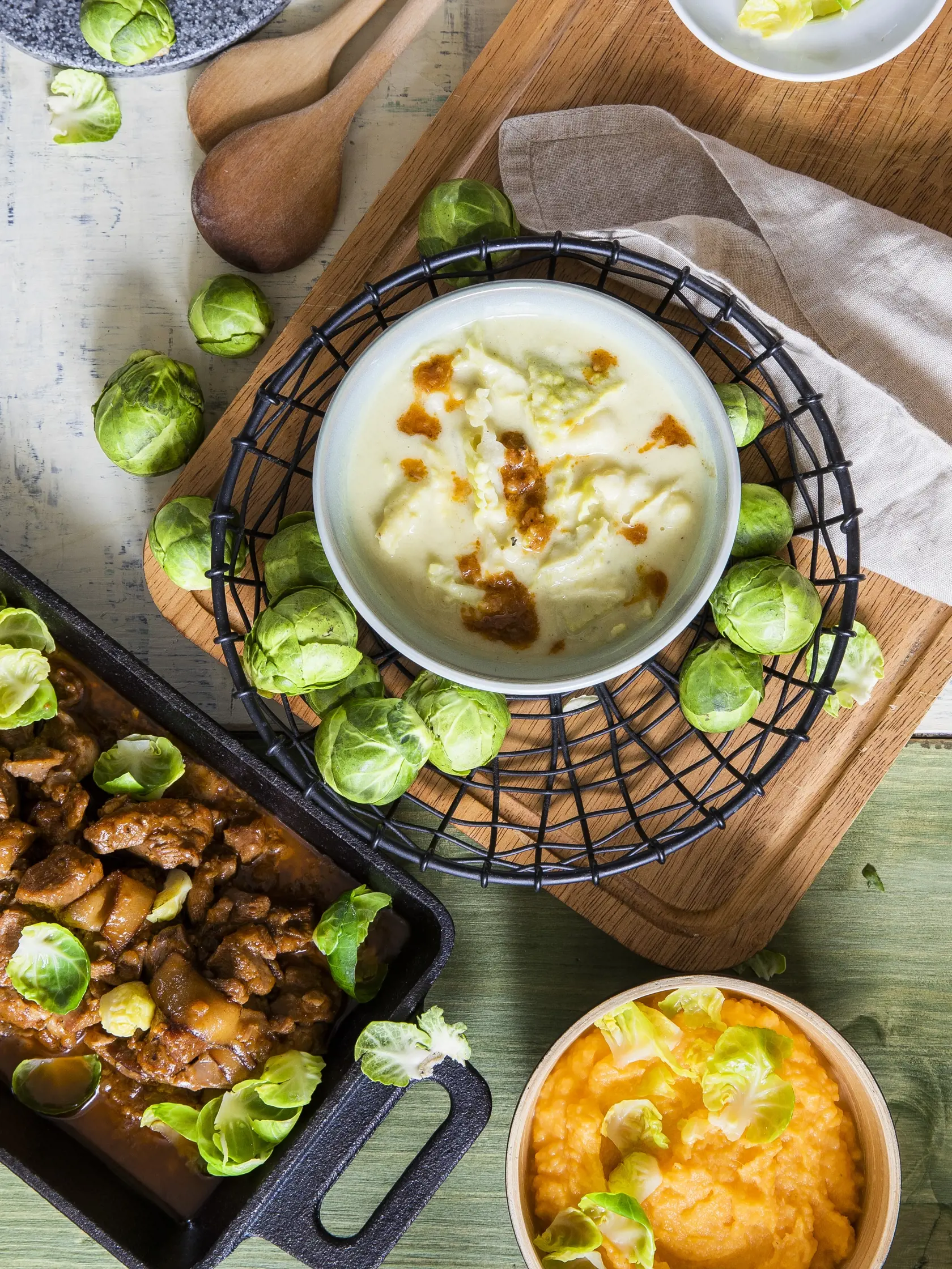 dusené morčacie stehno s kelovým prívarkom a batatovým pyré

recept:
5 PORCIÍ, PRÍPRAVA 30 MINÚT, VARENIE 90 MINÚT
Na morčacie mäso:
• 1 kg morčacieho stehna bez kosti a kože • 150 g slaniny (plátky)
• 2 cibule • 3 strúčiky cesnaku
• 1 lyžička mletej sladkej červenej papriky • vývar alebo voda
Na kel:
• 2 cibule • pol lyžičky drvenej rasce
• 2 strúčiky cesnaku • 1-2 stredne veľké zemiaky • vývar alebo voda • 1 menší kel • soľ, mleté čierne korenie • olej
• 15 kusov ruz