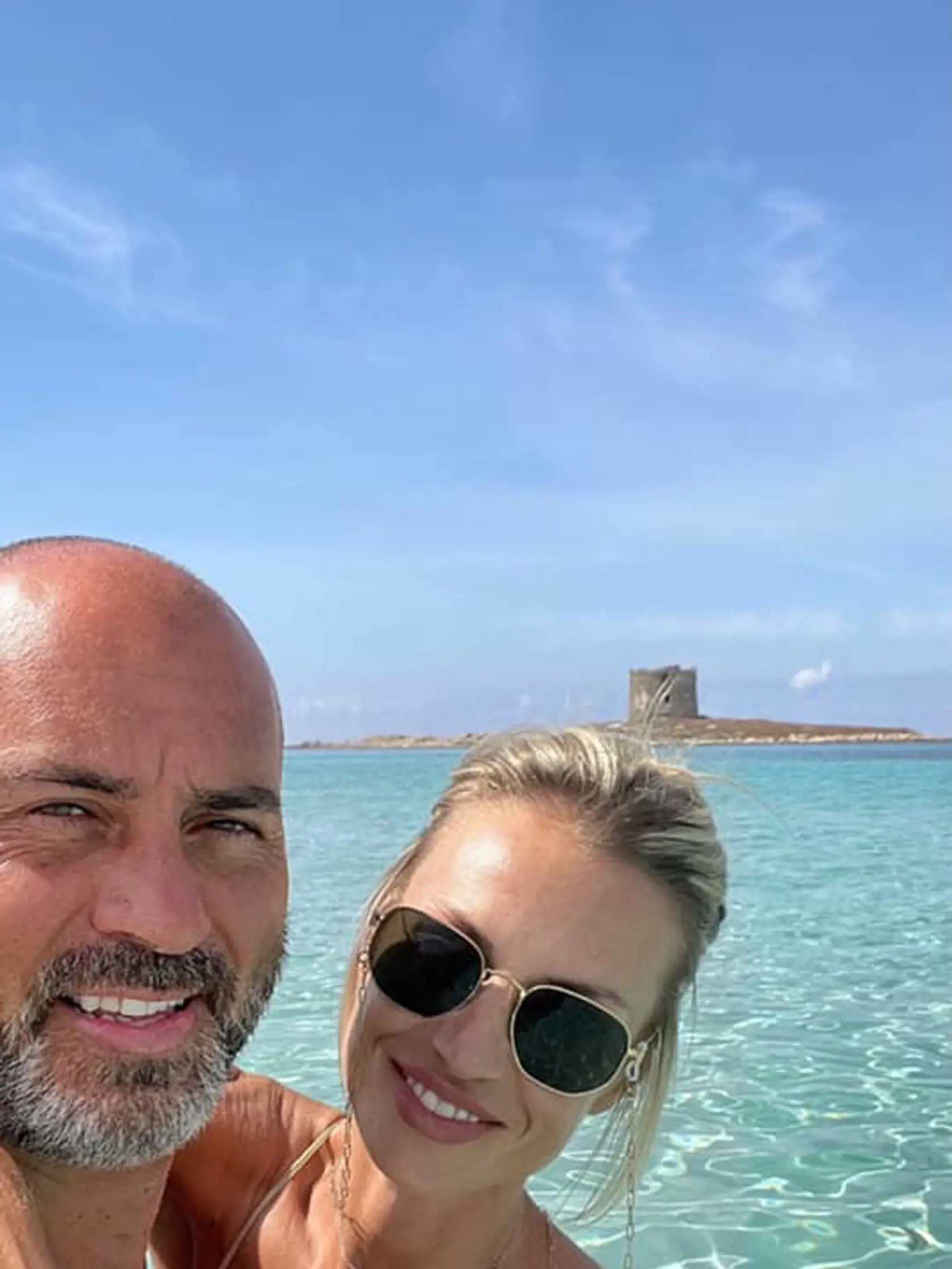 Andrea Ena s Adrianou Pospisilovou. Miesto: Spiaggia La Pelosa - Stintino.