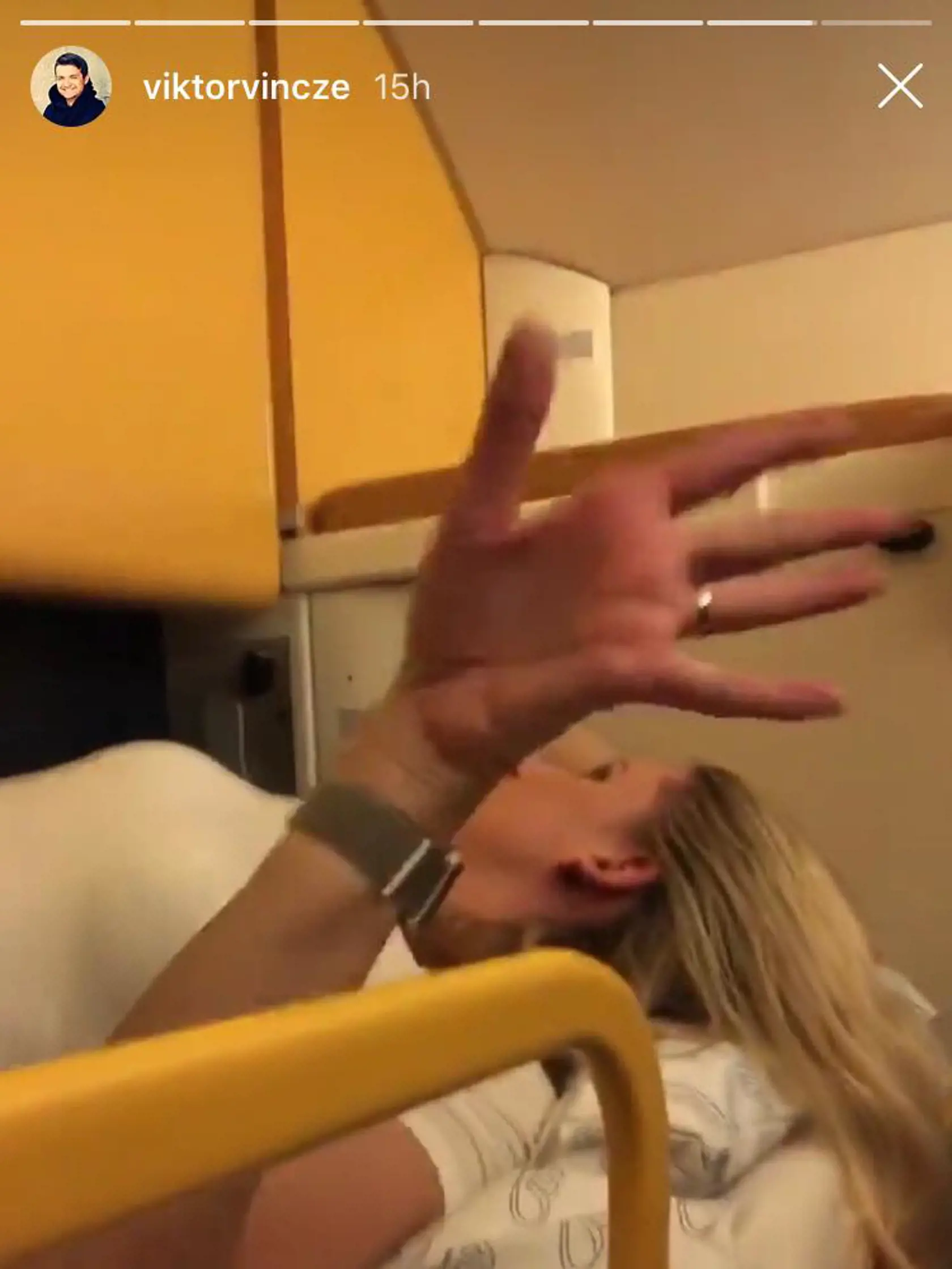 Viktor snímal Adelu krátko pred spaním na ceste nočným vlakom do Prahy.
