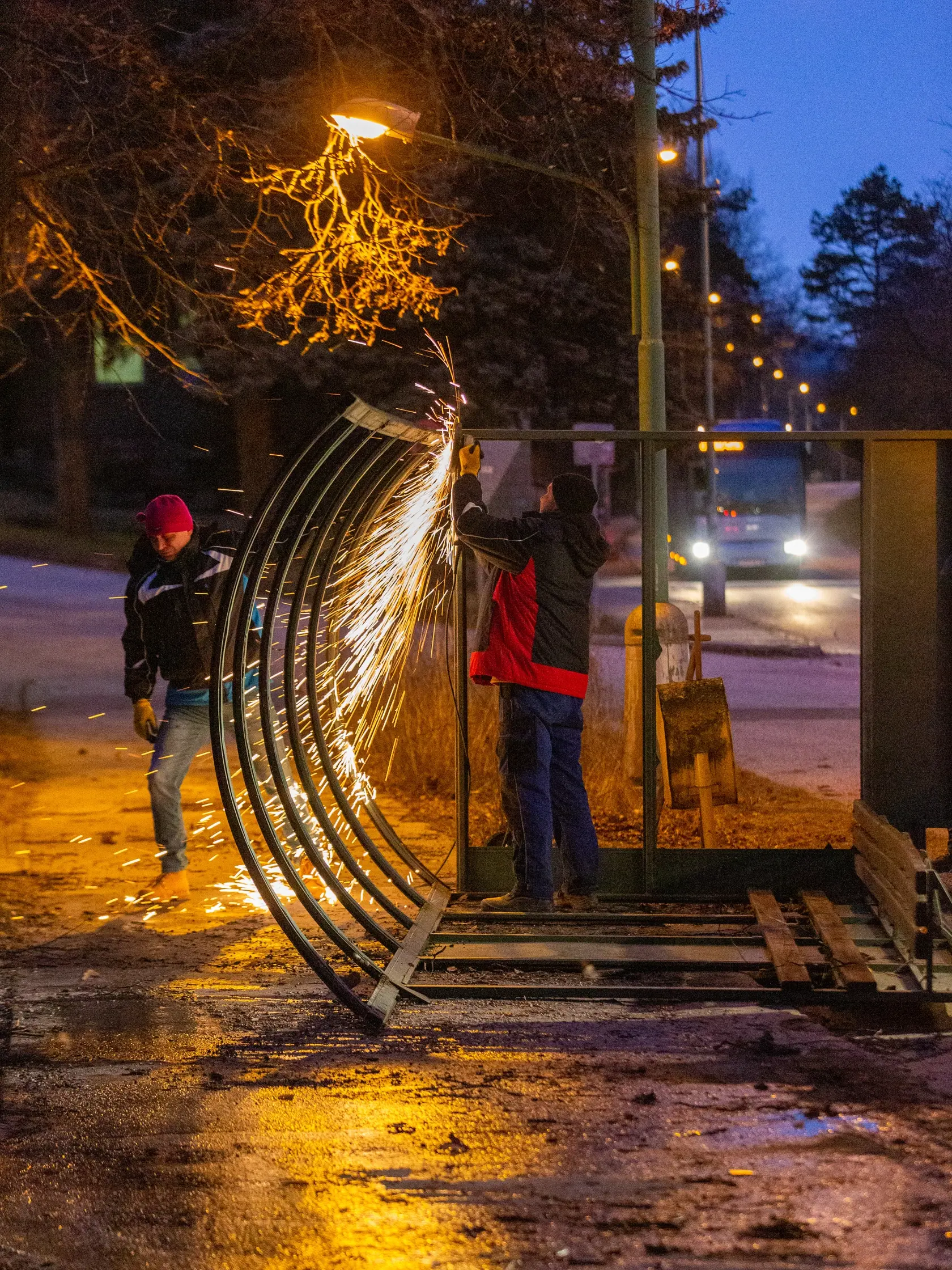 Osudnú zastávku krátko po tragédii rozpílili zamestnanci mesta.