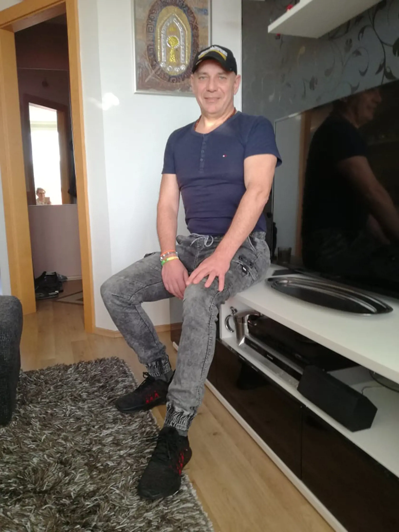 Keď zistil, že syn zomrel, zo zúfalstva siahol po alkohole, hoci bol už 5 rokov abstinentom. “Bol to emočný šok, prestal som vnímať jeho smrť. Až o pár hodín som sa spamätal a povedal som susedovi, aby zavolal pohrebnú službu.” No ten zavolal záchranku a lekárka zalarmovala políciu. Vyšetrovateľ situáciu vyhodnotil tak, že Jozef syna zámerne odpojil od dýchacieho prístroja. Obvinili ho z eutanázie, teda vraždy a hrozilo mu doživotie. Ešte v ten deň skončil vo väzbe.