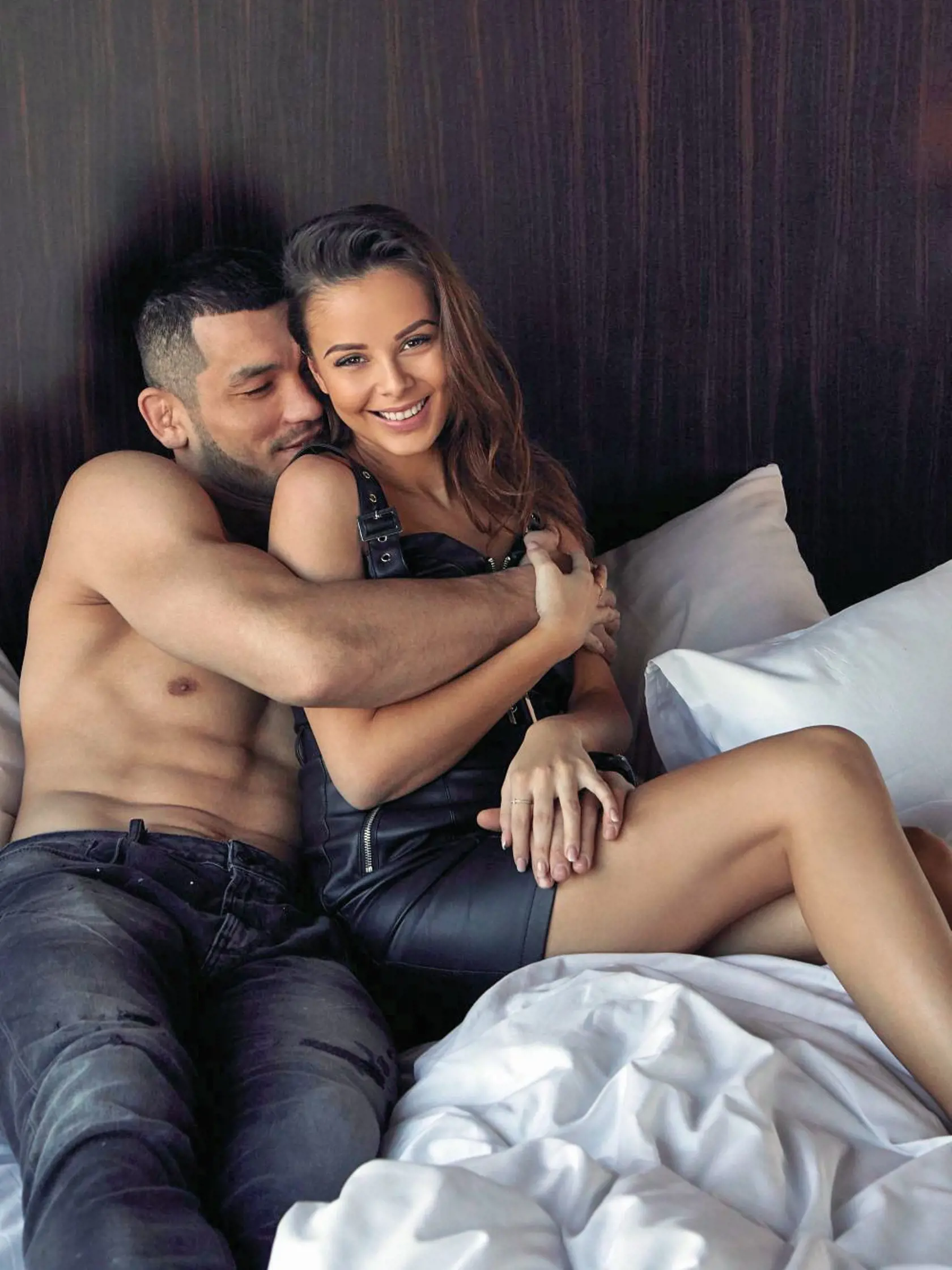 Muradov je MMA zápasník, takže Monika má v spálni takéto telo...
