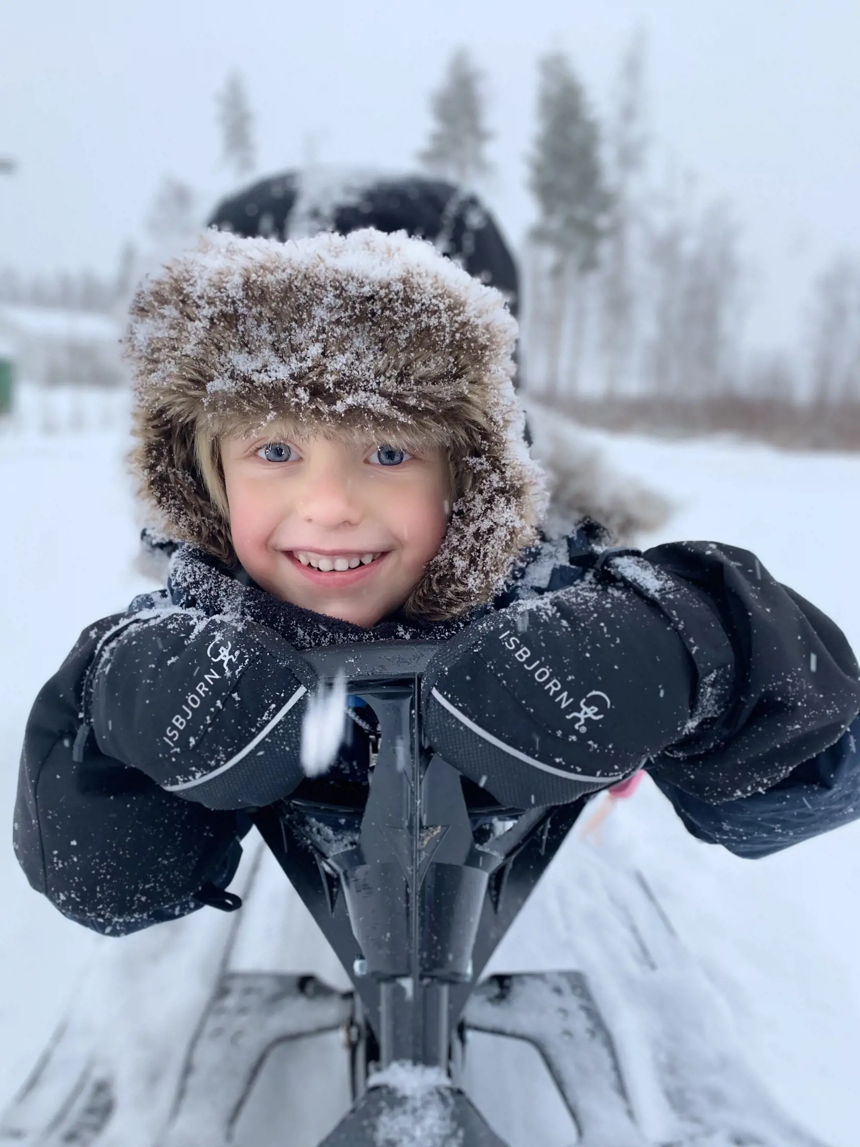 Lívia zo Švédska nám zaslala fotografiu syna Eliaska, ktorý sa takto tešil z novonapadnutého snehu.