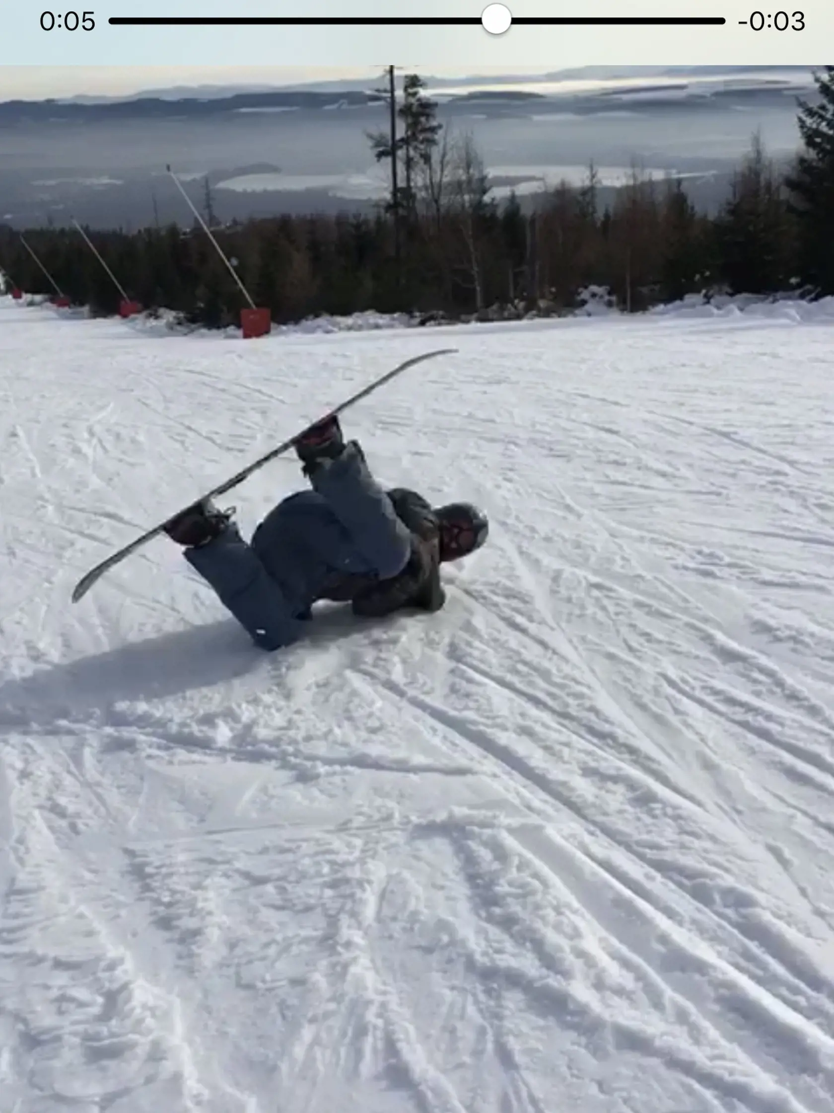 Hops, karambol. Čitateľka sa pochválila s momentkou svojho brata snoubordistu, ktorého nakrúcala na video. Aj také sa stáva!