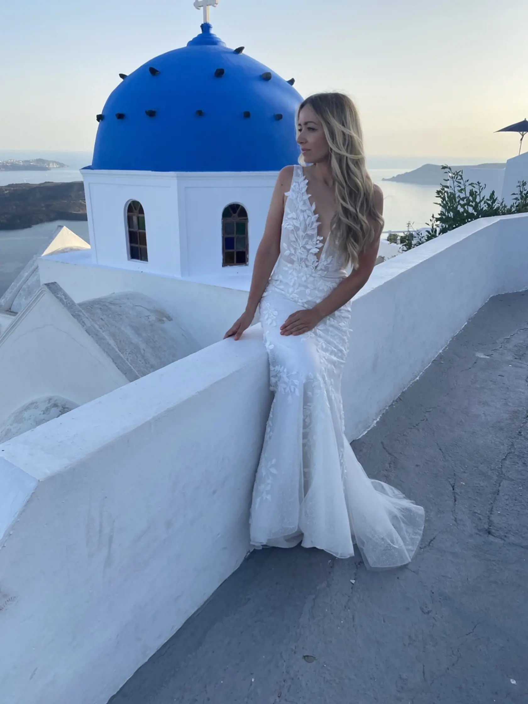 Galina Hnatičová v modeli svadobných šiat z jej dielne na ostrove Santorín