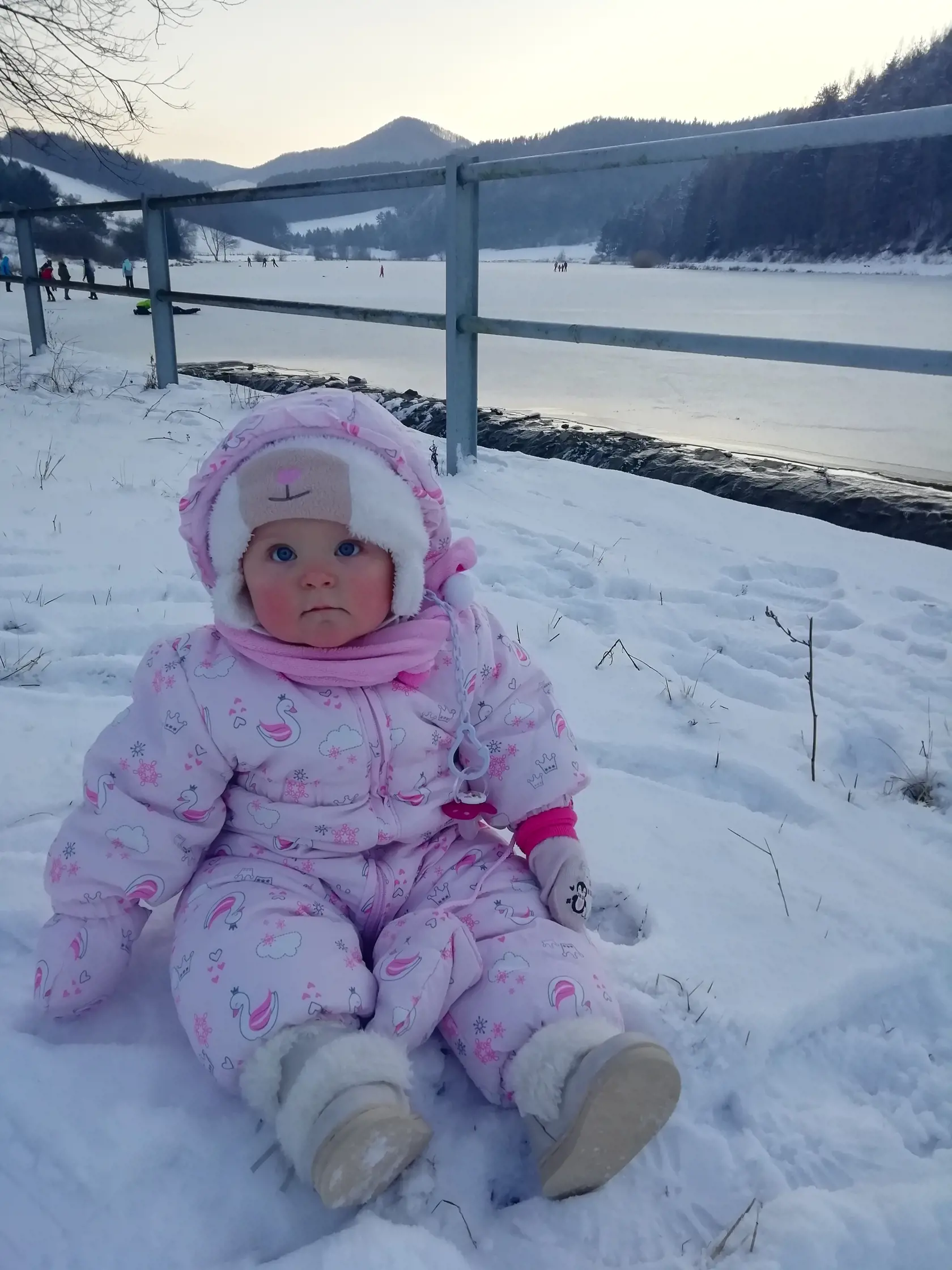"Takto si užívala svoj prvý sneh, ale aj ľad, moja dcérka Timea," napísala nám Dominika Šuhajdová.