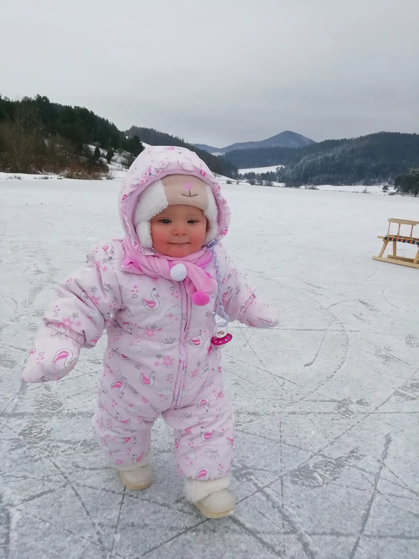 "Takto si užívala svoj prvý sneh, ale aj ľad, moja dcérka Timea," napísala nám Dominika Šuhajdová.