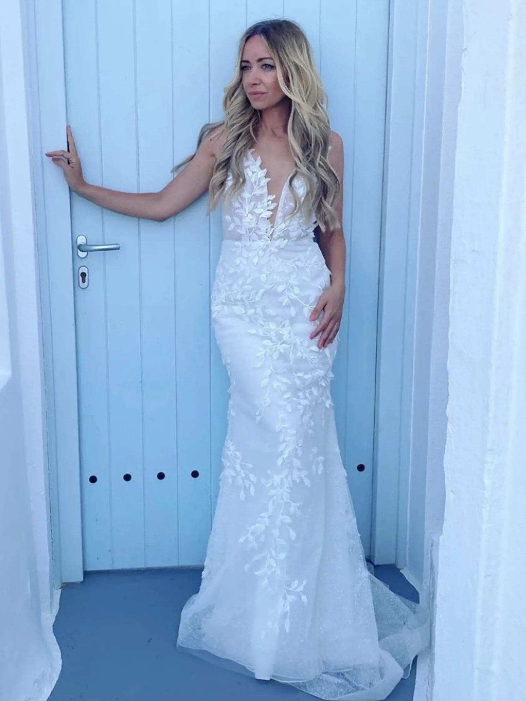 Galina vo svojom modeli svadobných šiat na ostrove Santorín