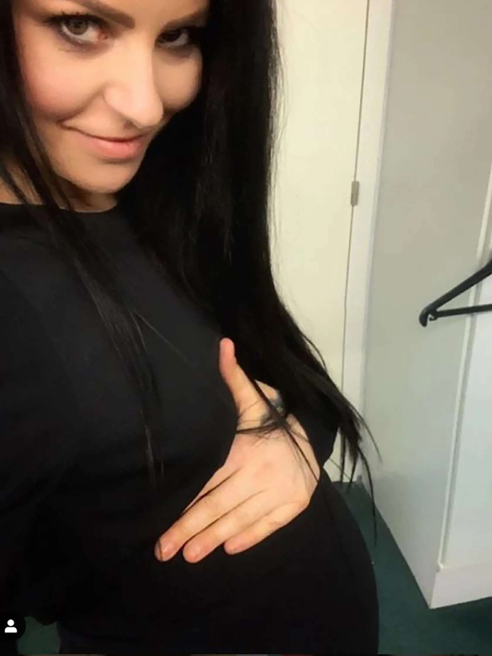 VYMYSLENÉ TEHOTENSTVO Touto fotkou, dole, nachytala mnohých. Následne vysvetľovala, že to tak nie je.
