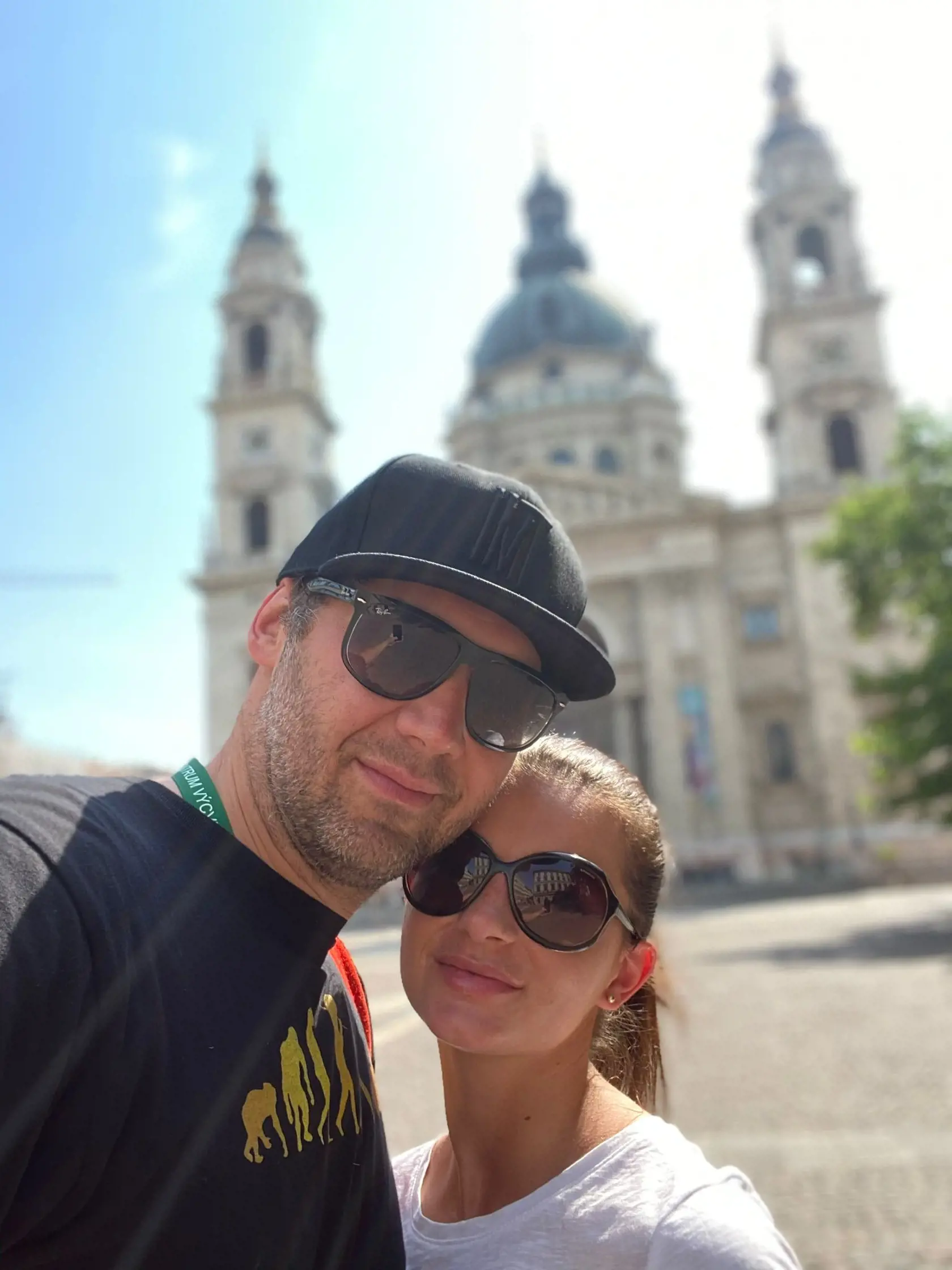 Ján a Romana sú spolu už bezmála päť rokov, plodom ich lásky je rozkošný 3-ročný syn Matej, ktorý slávnemu otcovi akoby z oka vypadol.
