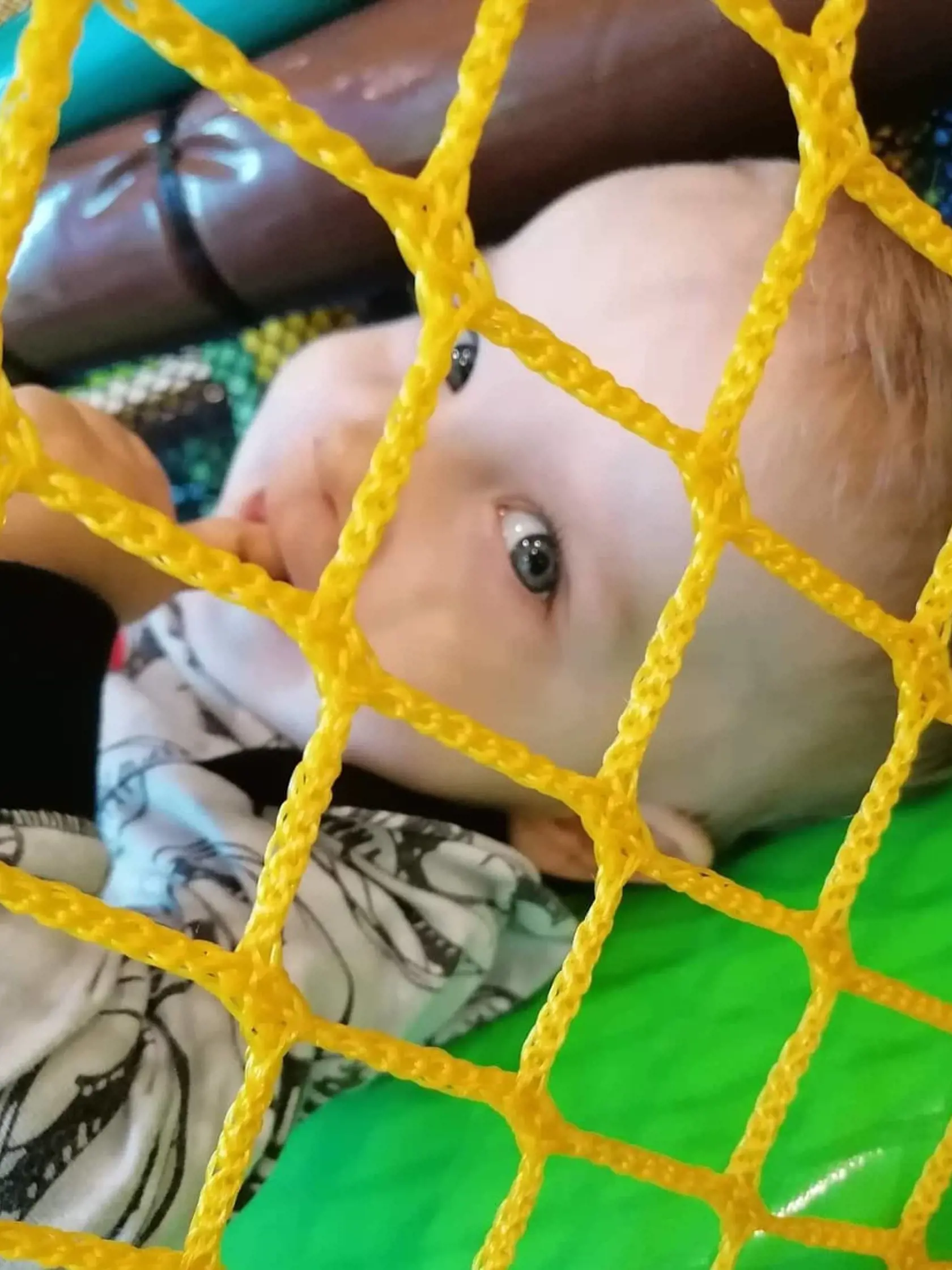 Smutné očká  ako keby prosili dobrých ľudí o pomoc a podporu, aby mu jeho rodičia mohli kúpiť najdrahší liek na svete.