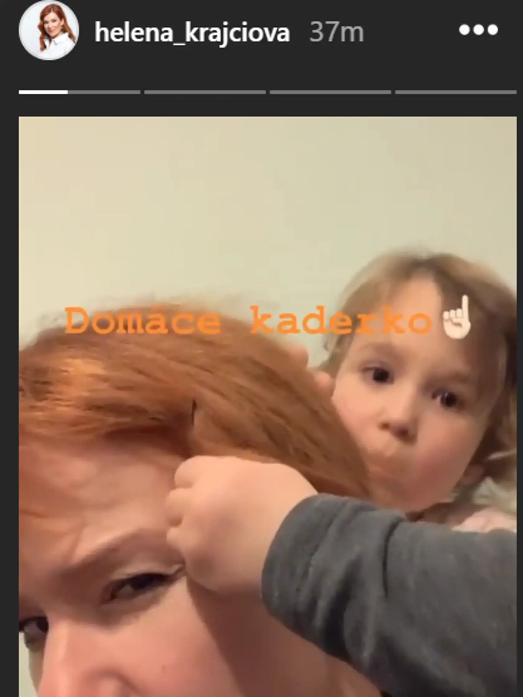 Helena Krajčiová v rukách malých kaderníkov.