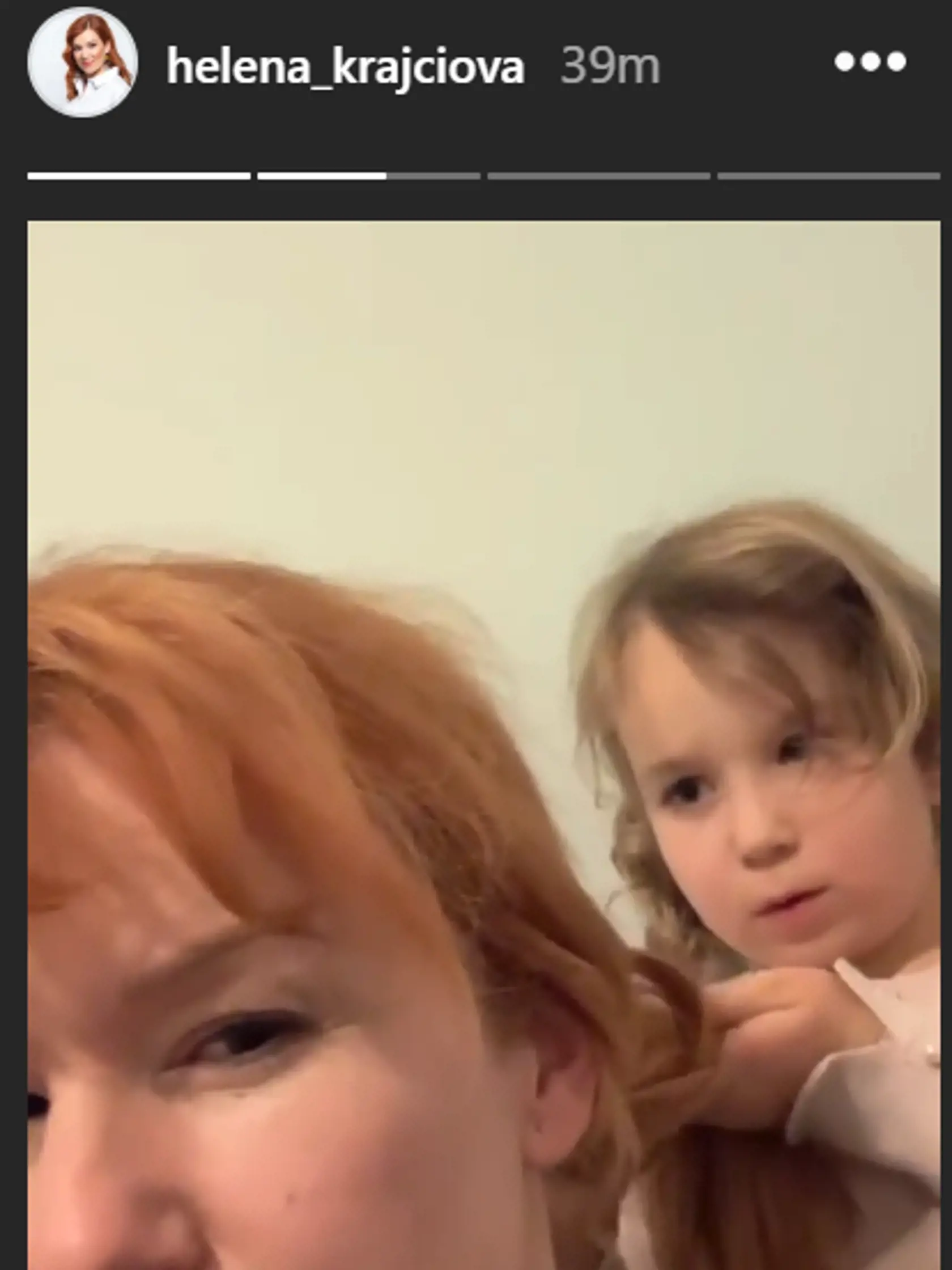 Helena Krajčiová v rukách malých kaderníkov.