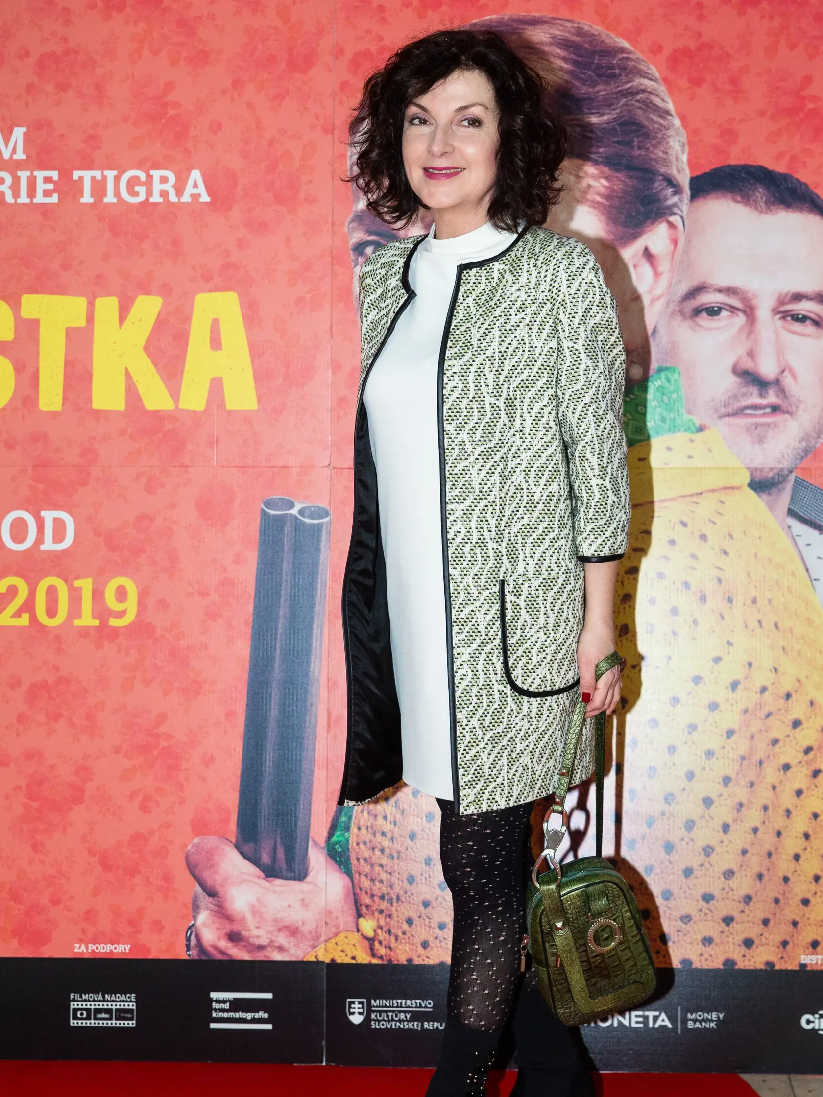 Speváčka Beáta Dubasová predviedla biele šaty a trendovú kabelku.