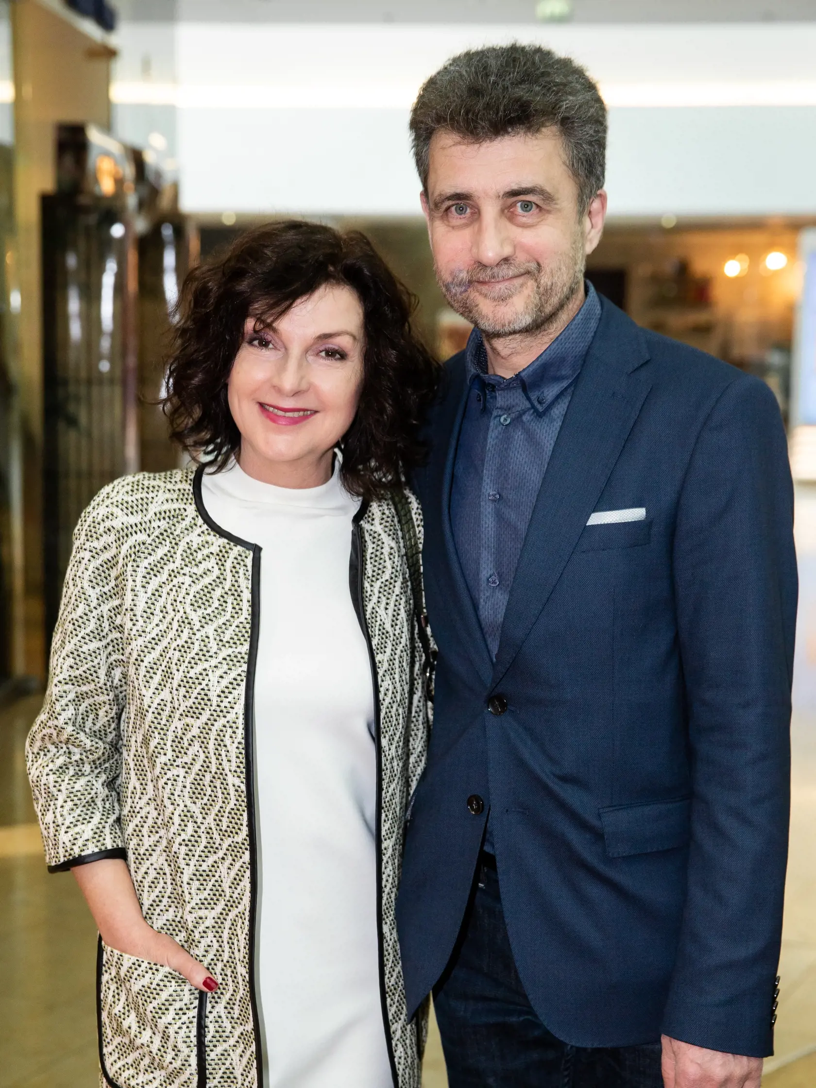 Speváčka Beáta Dubasová predviedla biele šaty a trendovú kabelku. Spoločnosť jej robil manžel Andrej.