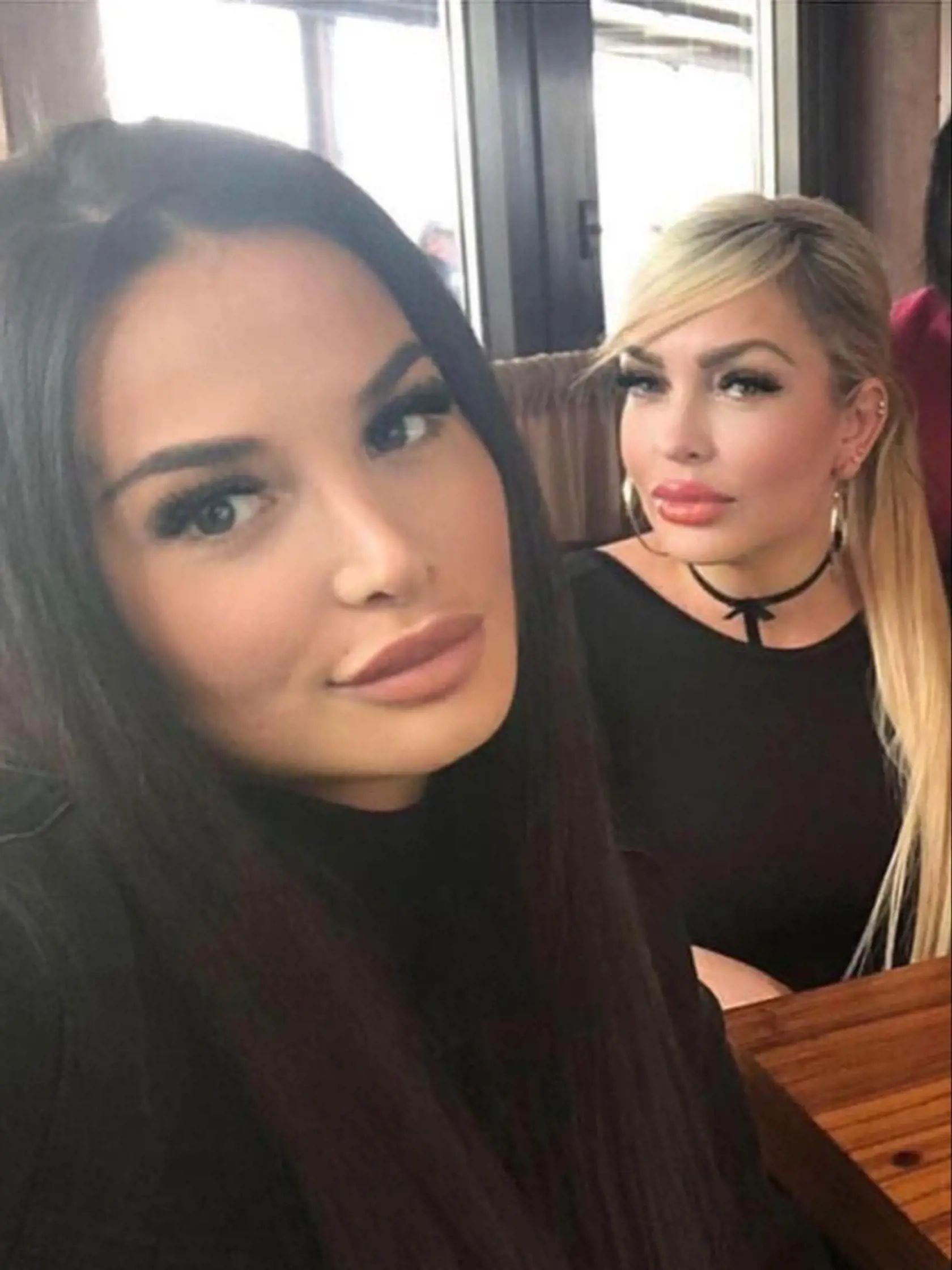 Plačková s kamarátkou Jeanette z Levíc, ktorá má obchod, kde ju prepadol neznámy muž.