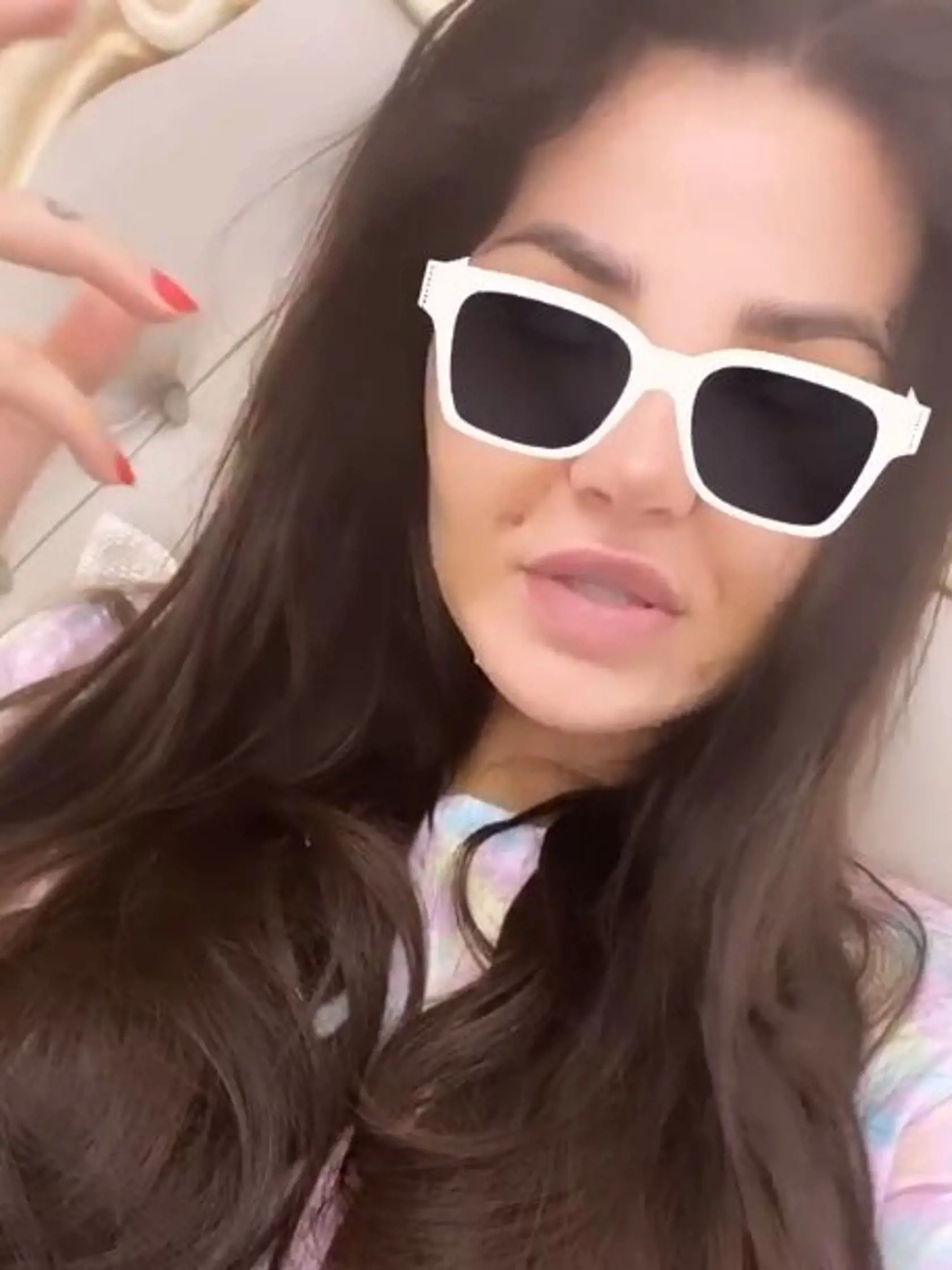Zuzana Plačková si na Ukrajine dala prerobiť celú tvár. Keďže je sále opuchnutá, zatiaľ zverejnila iba záber s filtrom a kreslenými okuliarmi.