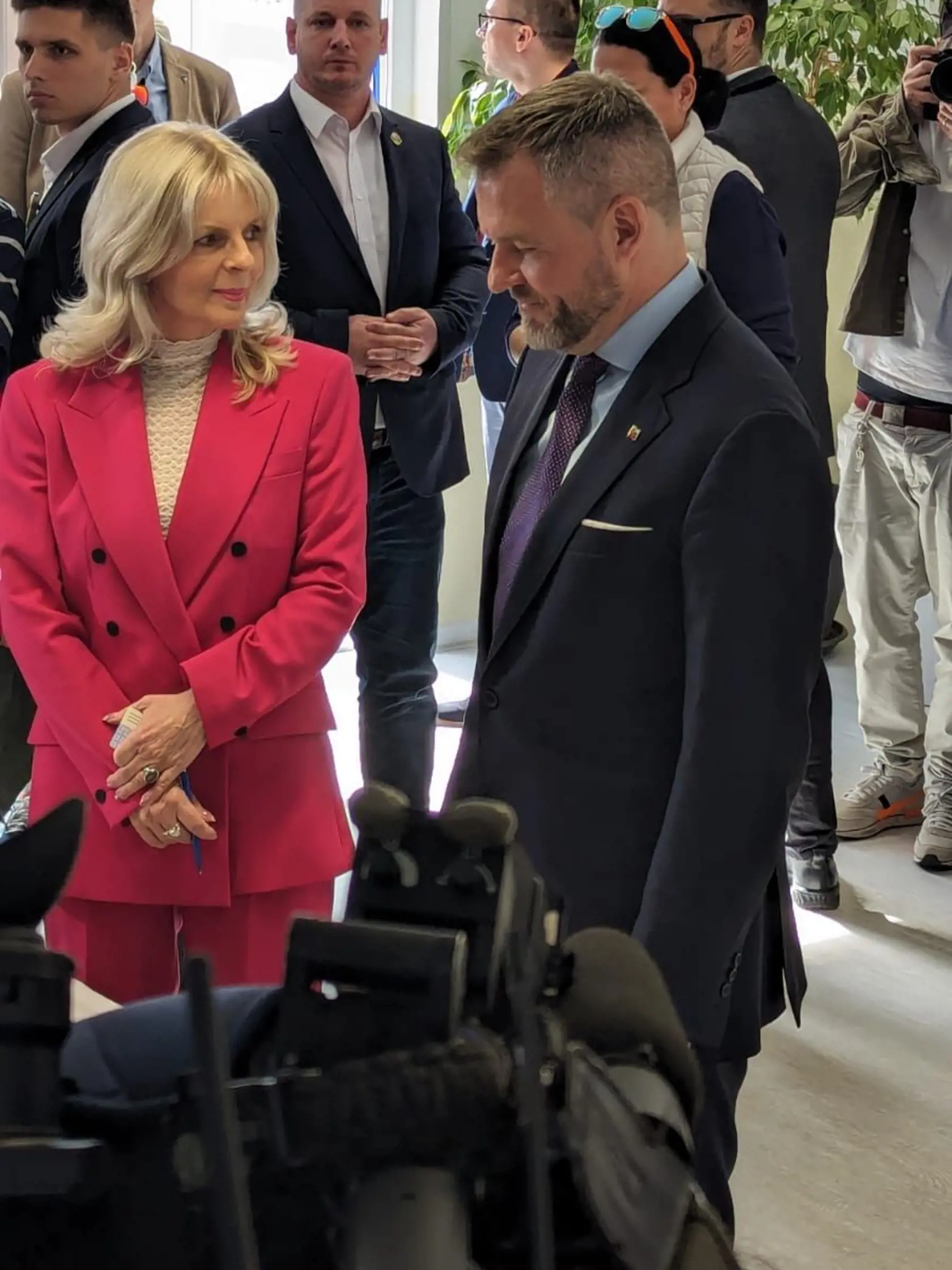 Odvoliť prišiel spolu so svojou sestrou Evou aj druhý kandidát Peter Pellegrini.