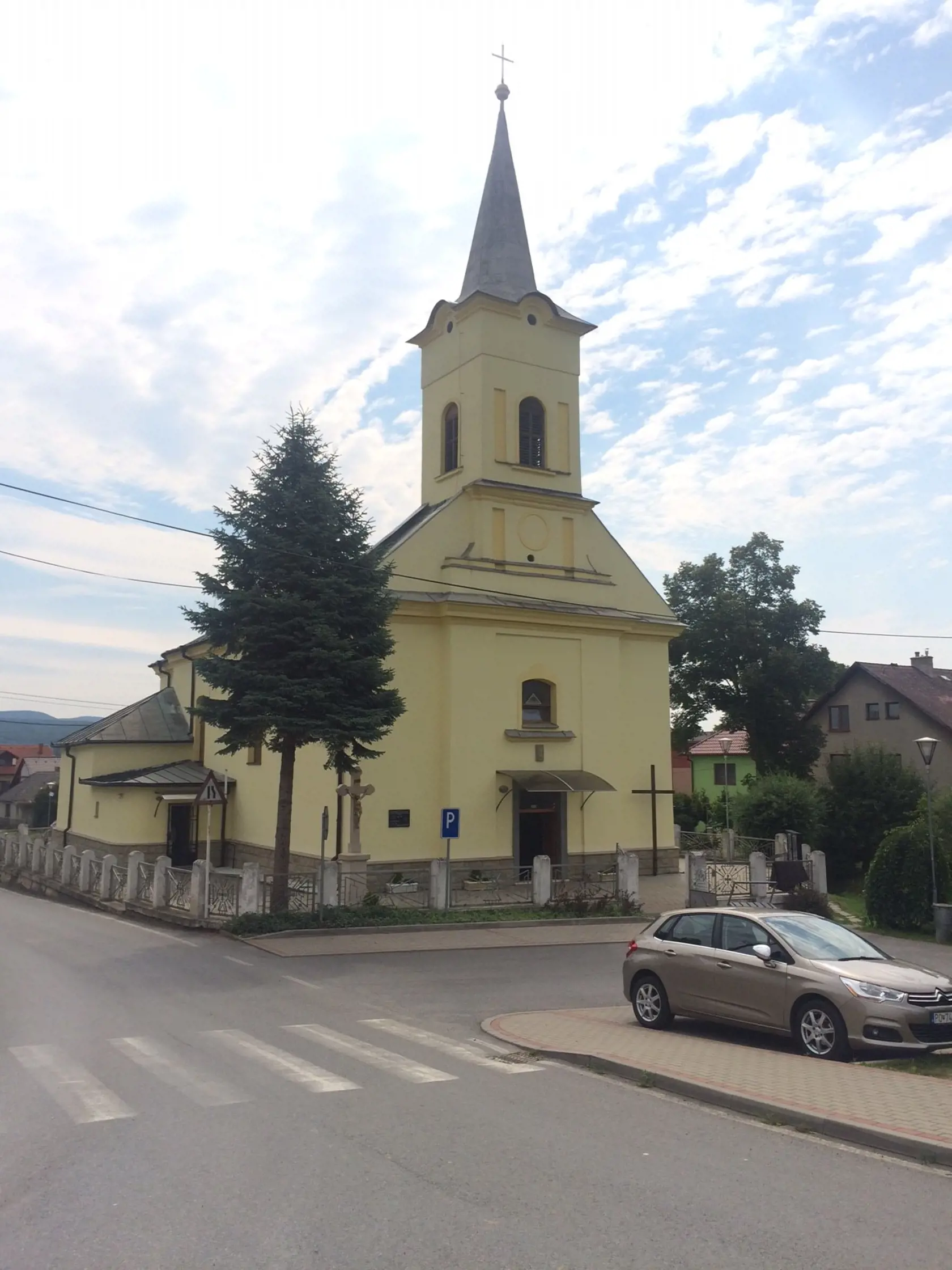 Na snímke obec Kendice, v ktorej sa mal prípad údajného väznenia tínedžerky odohrať.