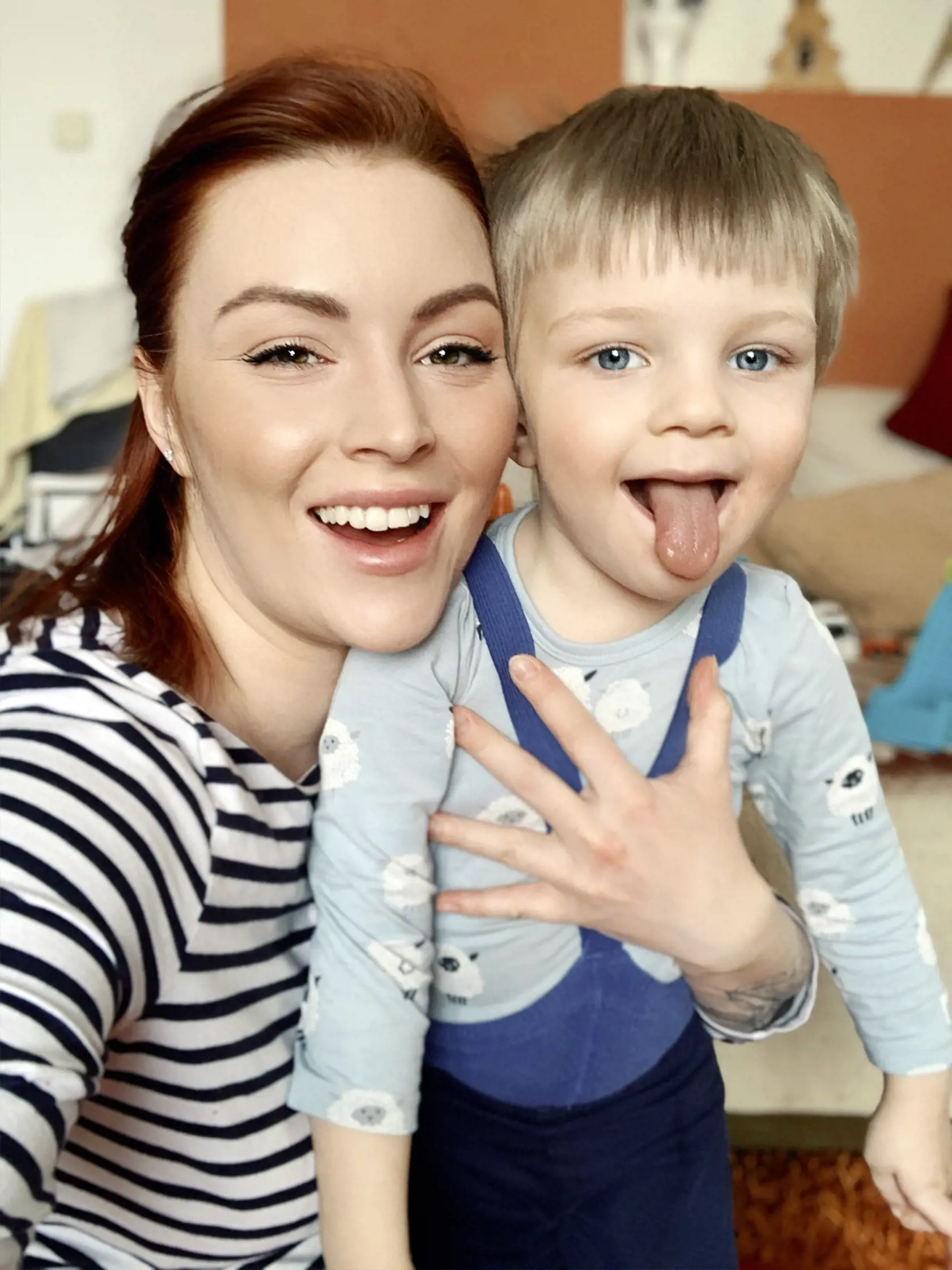Gabriel je zvedavý, akčný a temperamentný, ale aj rád pomáha mame.