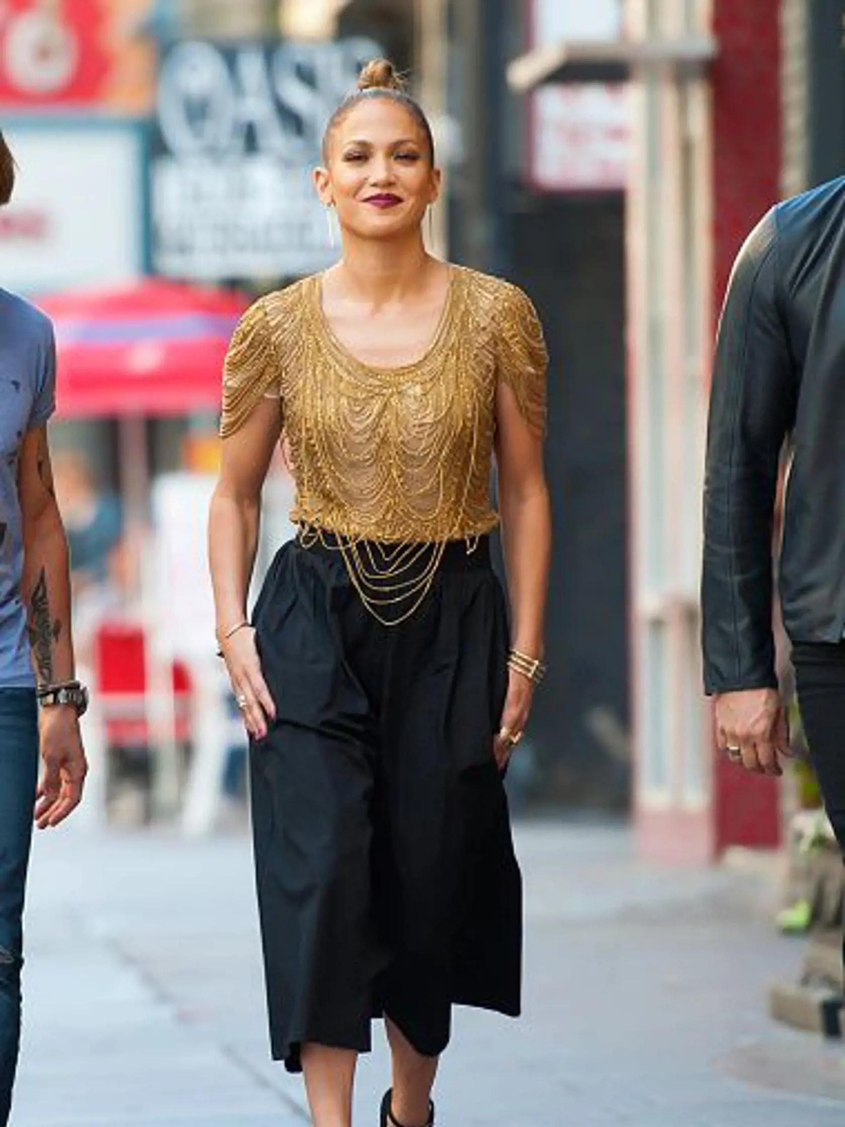 Jennifer Lopez v čiernych culottes a zlatom tope