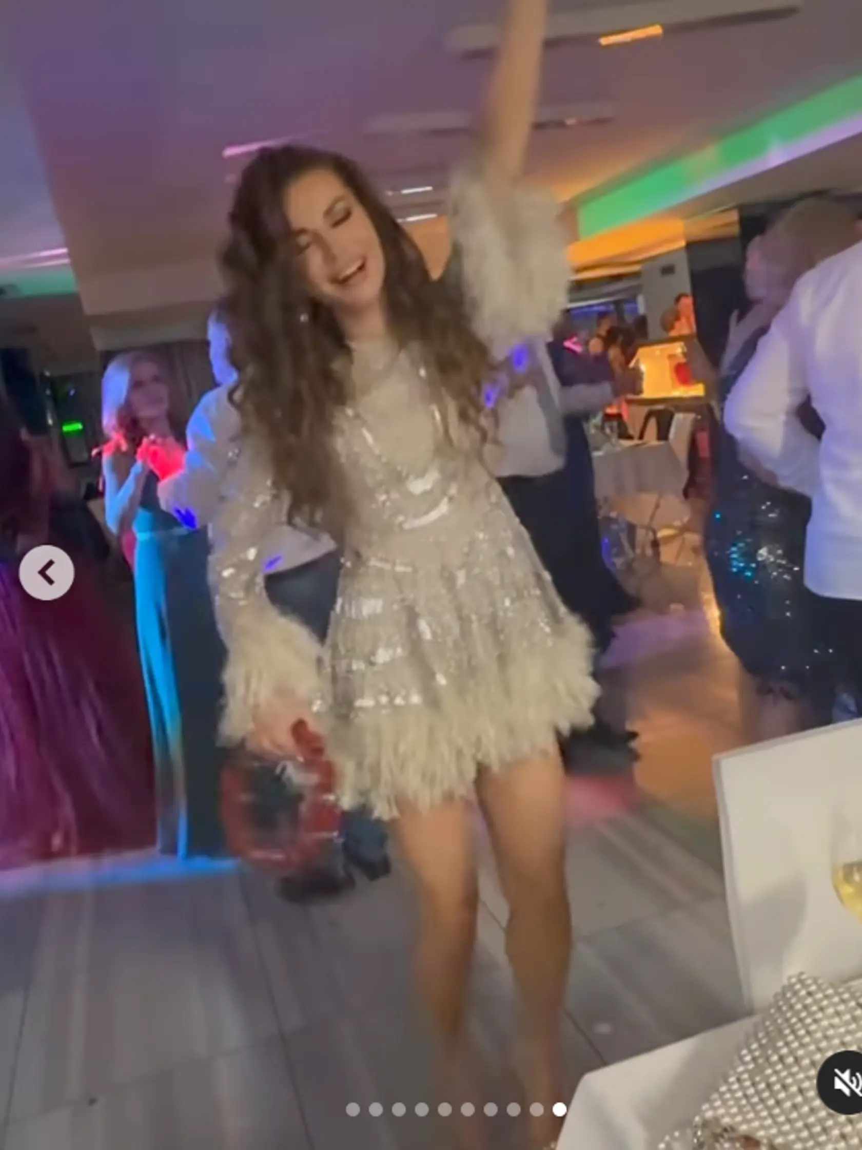 Stanka Lučková z Ruže žúrovala na plese v krátkych koktejlových šatách. 