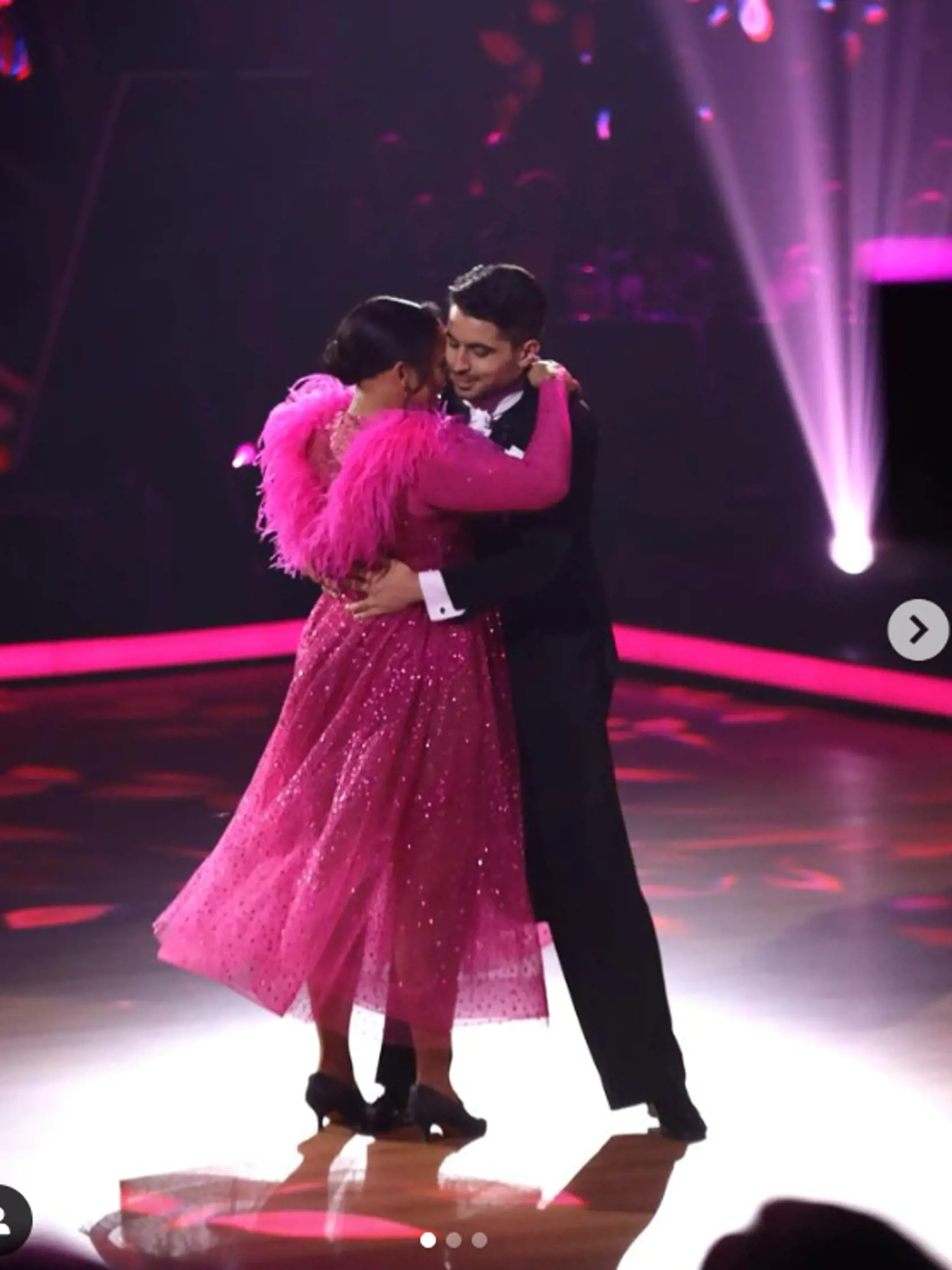 Tina s novým tanečným partnerom Jarom predviedli ukážkový waltz.
