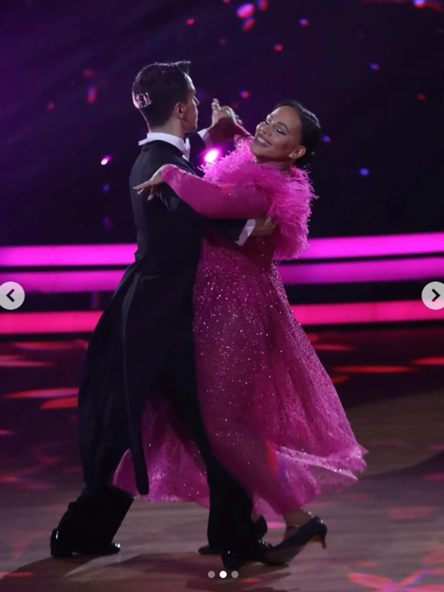 Tina s novým tanečným partnerom Jarom predviedli ukážkový waltz.
