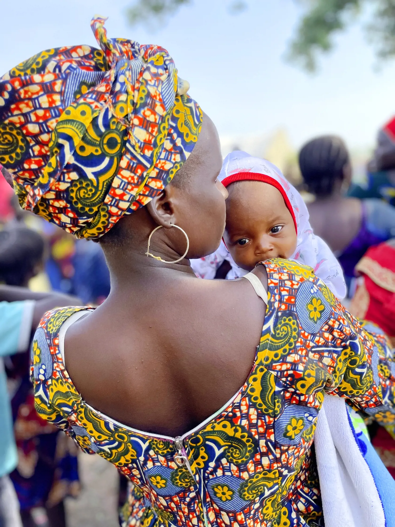 Unesená bola z afrických žien vo farebných šatách a turbanoch.
