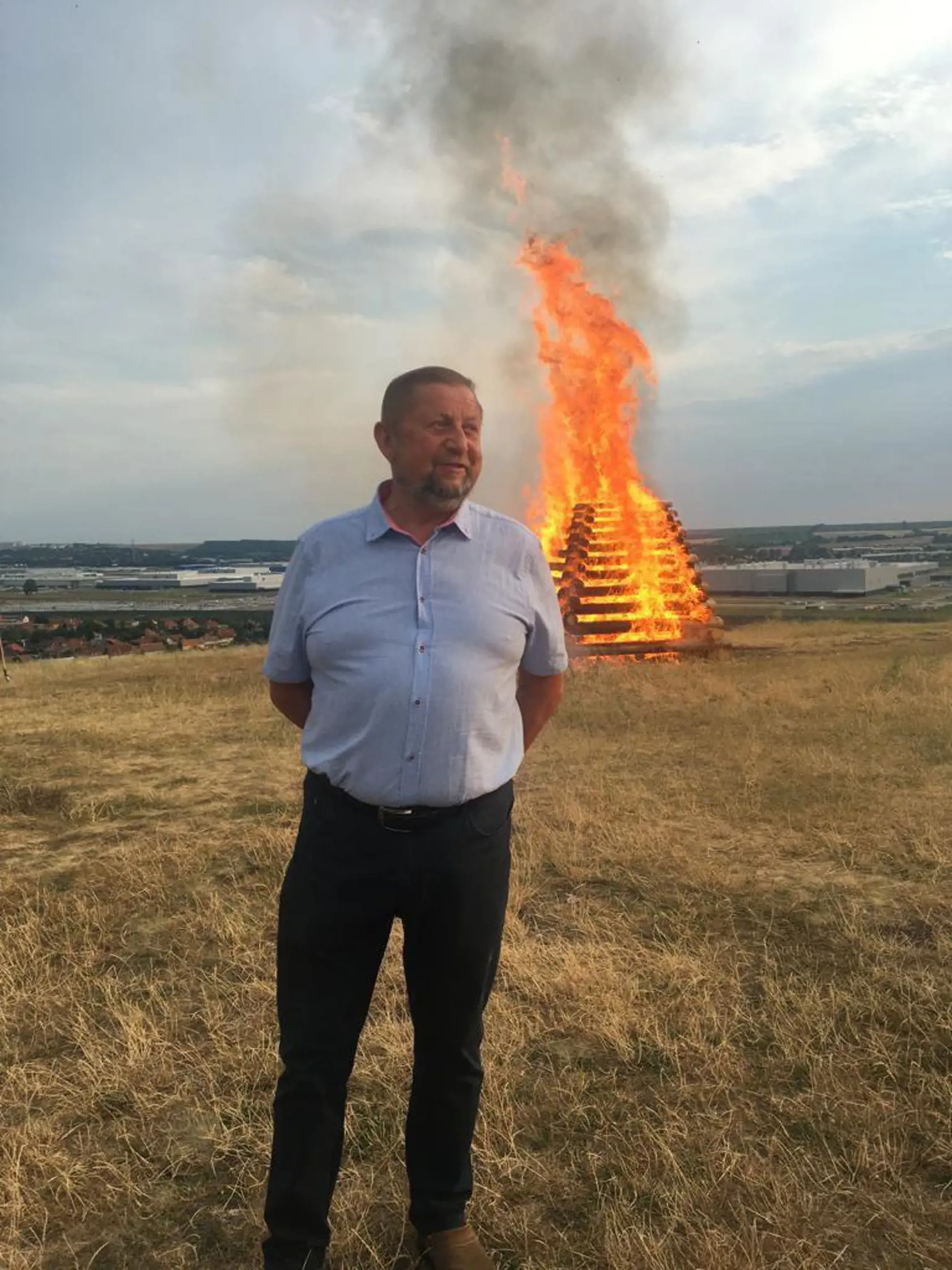 Śtefan Harabin pri vatre zvrchovanosti.