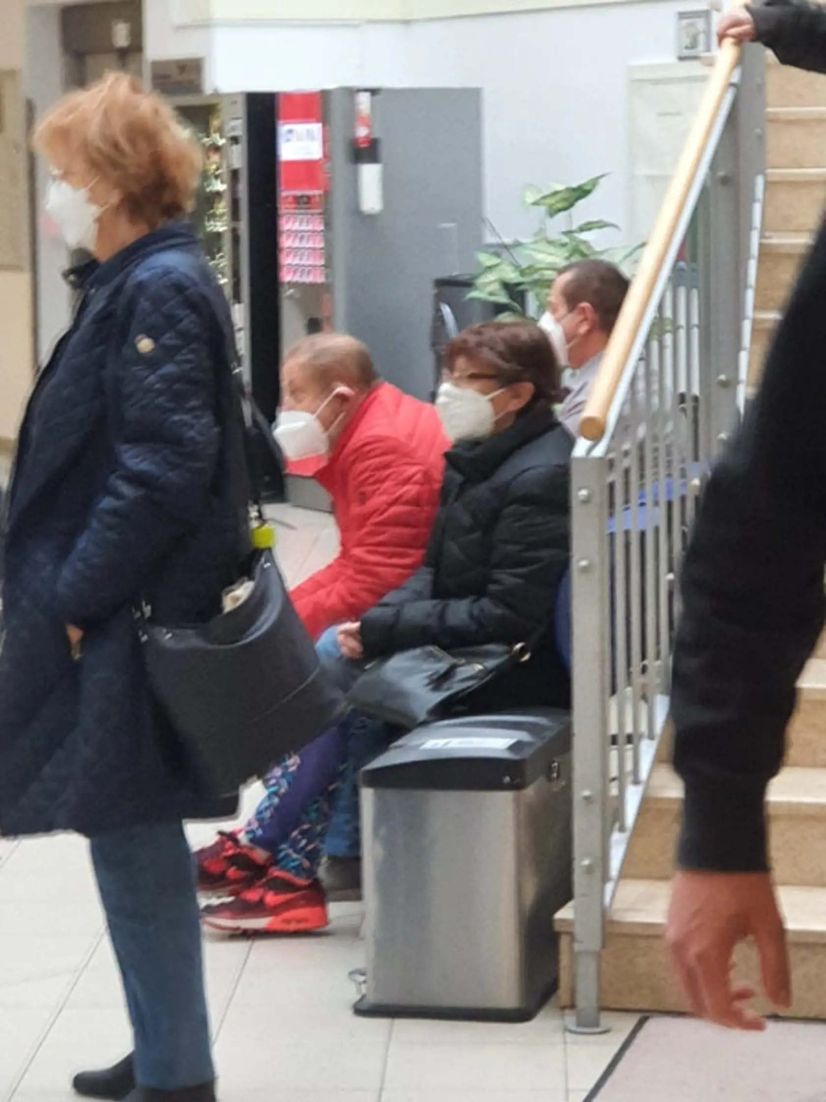 Kontroverzný expredseda Najvyššieho súdu a bývalý kandidát na post prezidenta SR Štefan Harabin je známy tým, že odmieta dodržiavať platnépandemické opatrenia. Čitatelia Plus JEDEN DEŇ však na neho v Bratislave natrafili ako vzorne dodržiava protipandemické opatrenia a má nasadený respirátor.