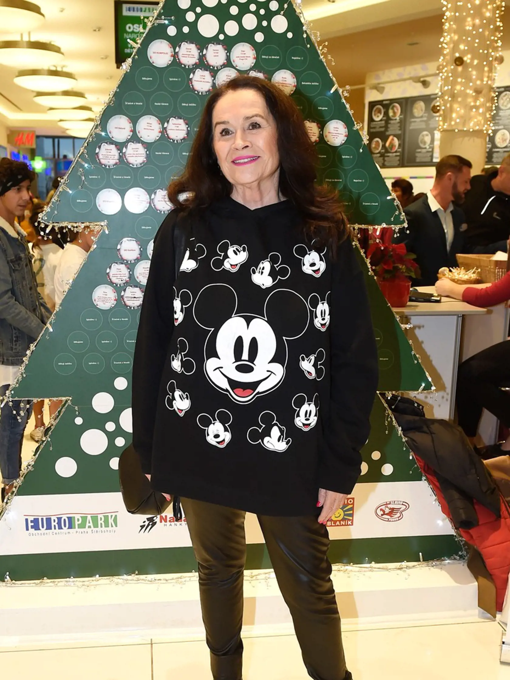 Hanka nahodila Mickey mikinu.