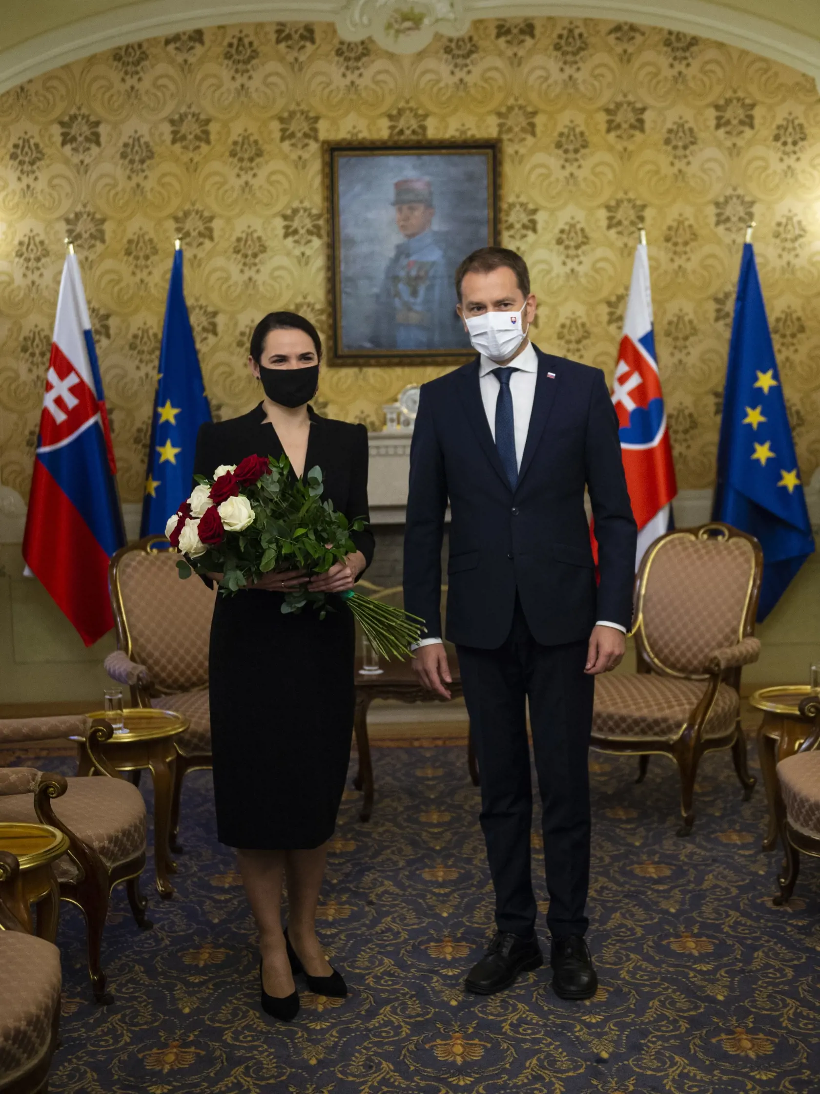 Bieloruská opozičná líderka Svetlana Cichanovská a vpravo predseda vlády SR Igor Matovič počas prijatia na Úrade vlády SR 8. októbra 2020 v Bratislave.
