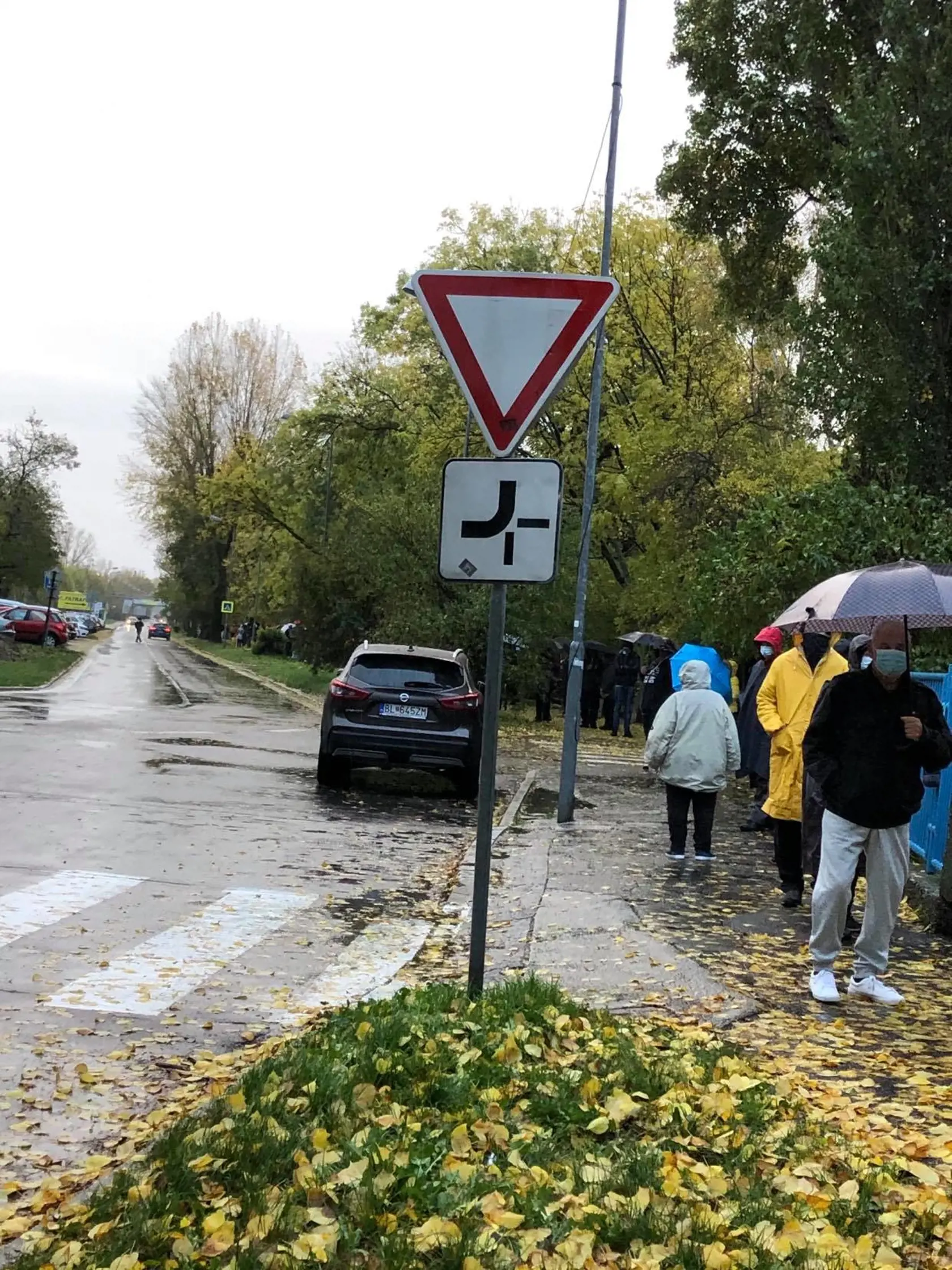 Ľudia stoja už v 100 metrovom rade.