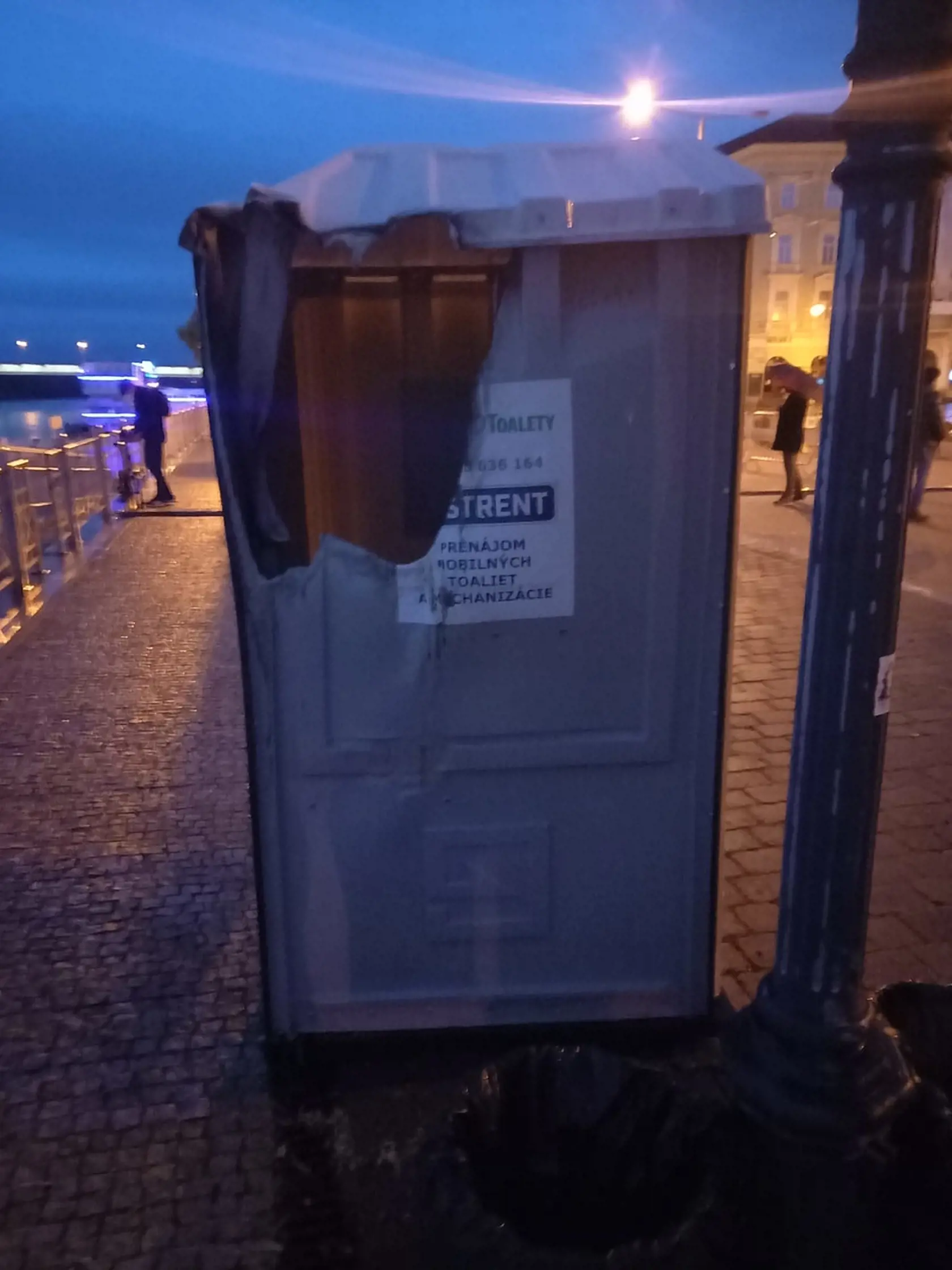 Na Rázusovom nábreží došlo k podpáleniu prenosnej toalety.
