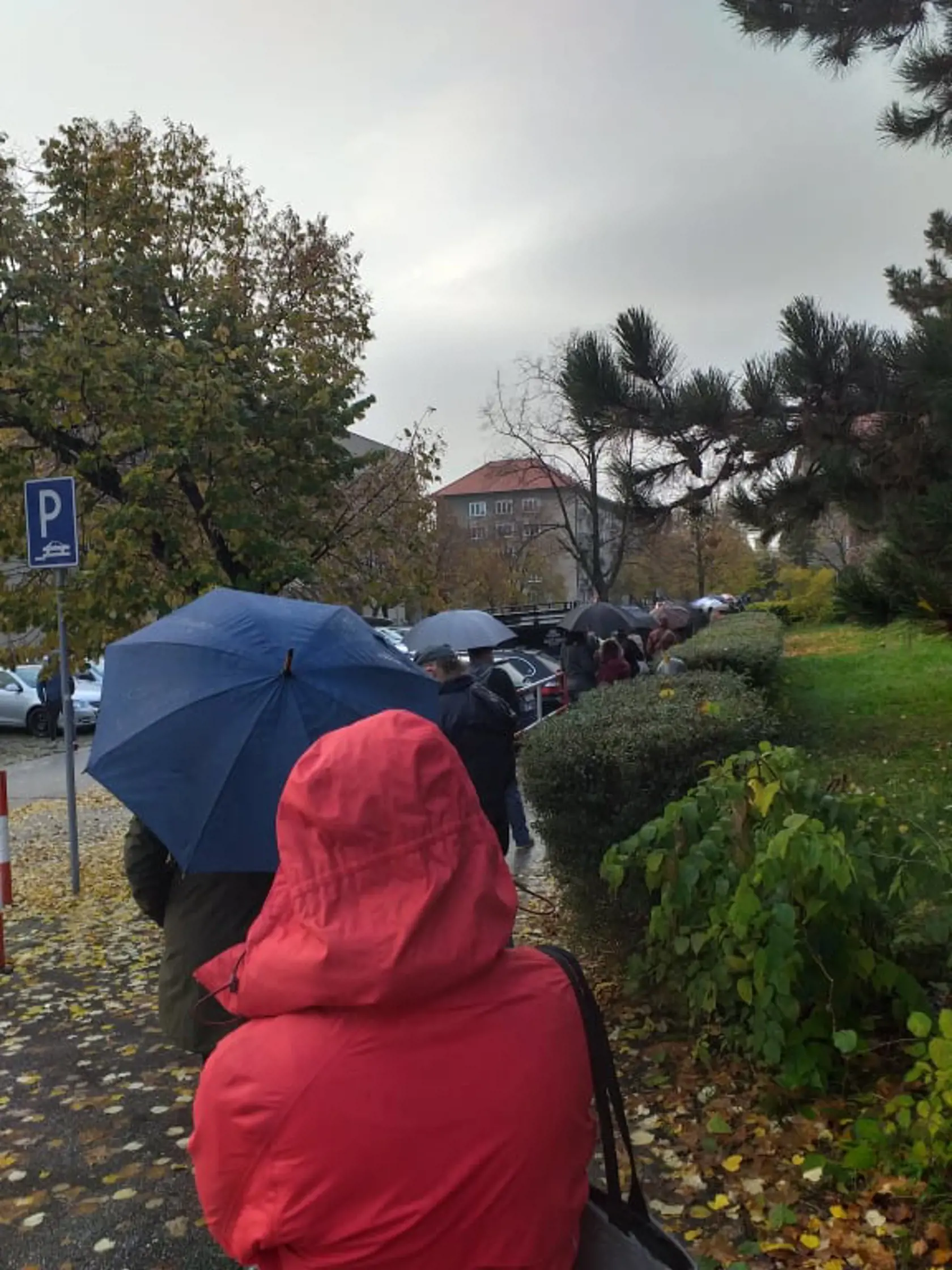 V ZŠ Sibírskej v Bratislave ľudia stoja v dvoch radoch a neustále pribúdajú.