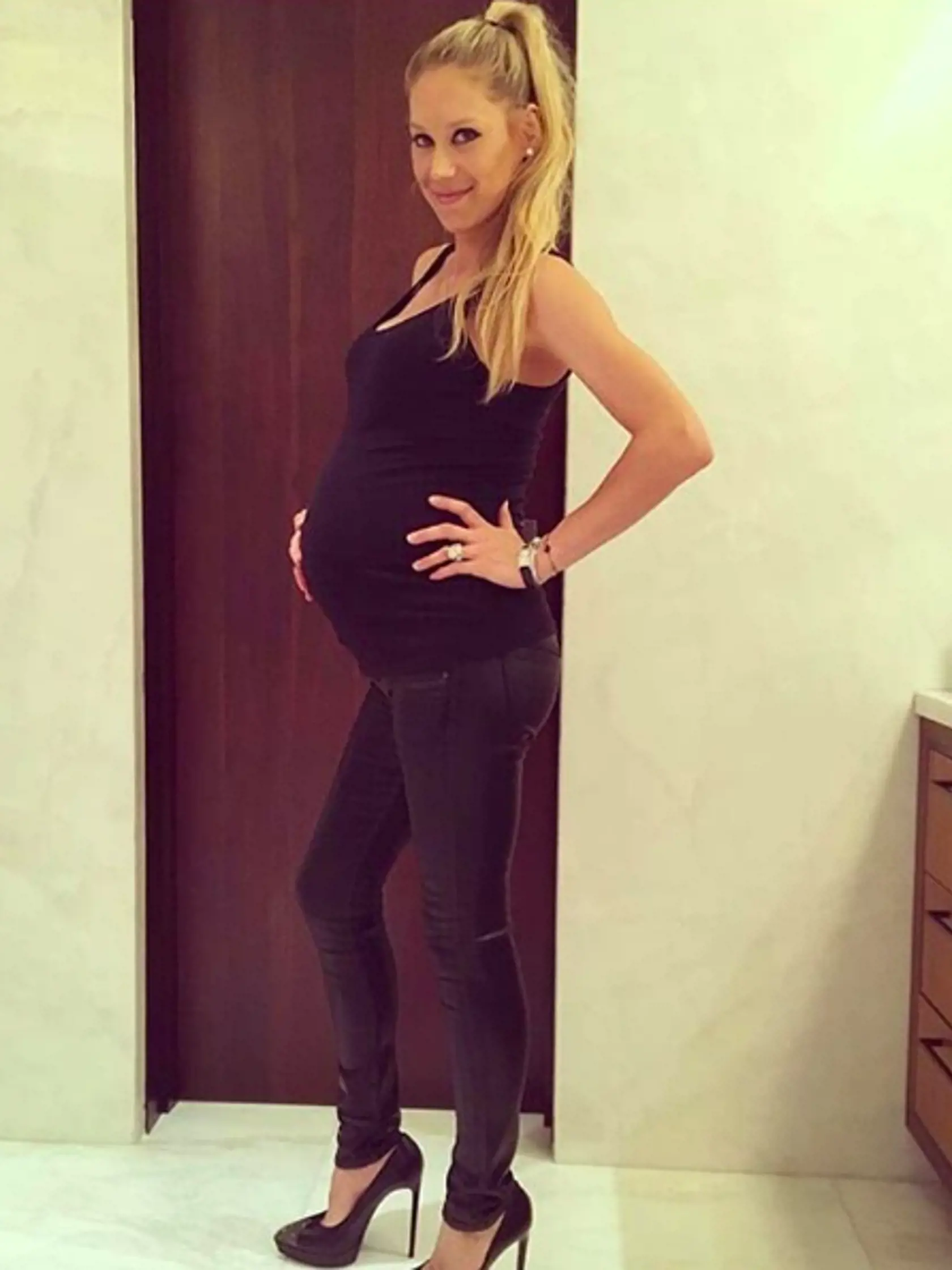 Bývalá sexi tenistka Anna Kurnikovová je opäť tehotná. Načapali ju zvedaví paparazzi.