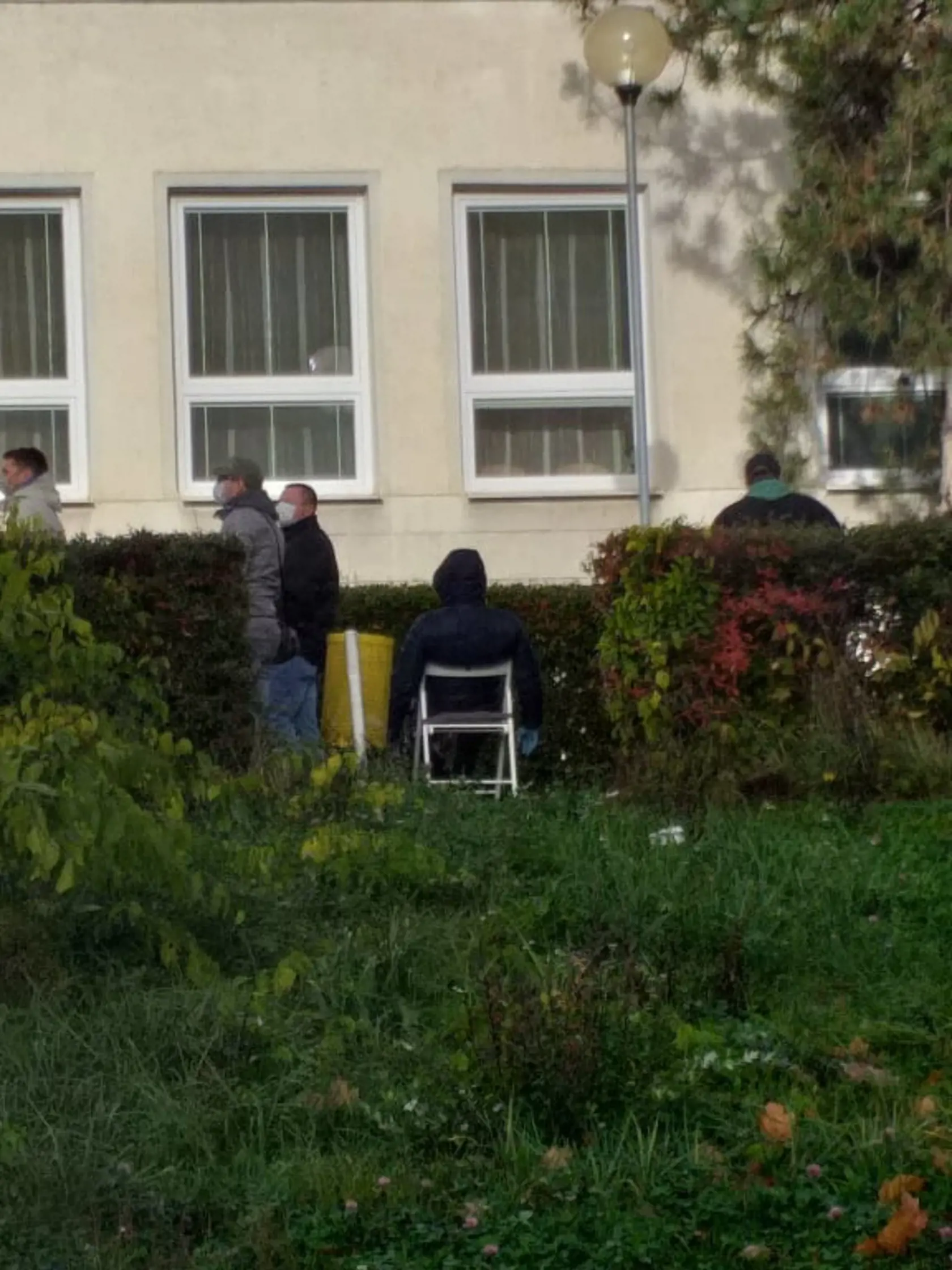 Muž si so sebou priniesol aj rozkladaciu stoličku.