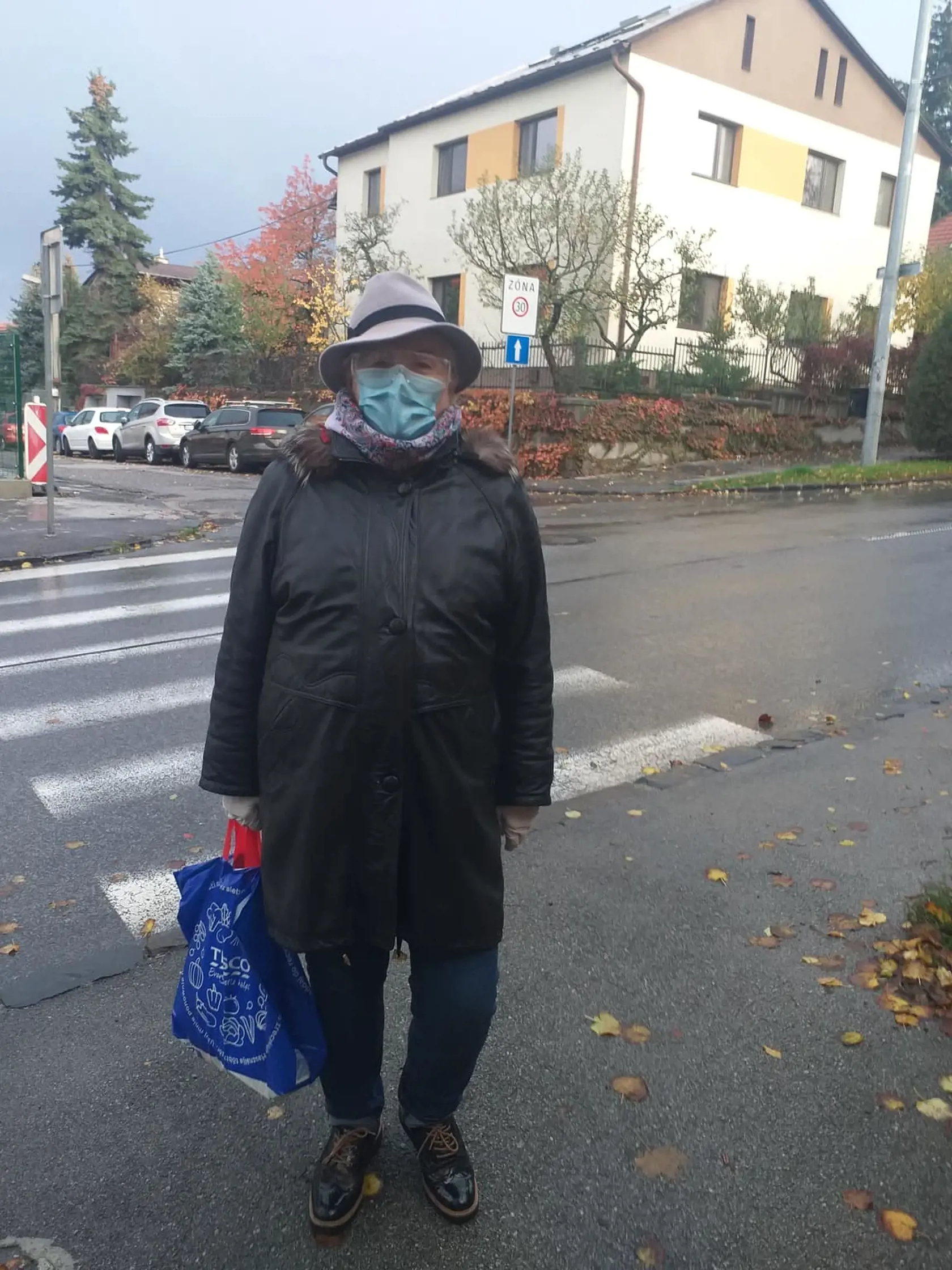 Pani Margita (80) prišla na testovanie o 6:00 hod. V tom čase bolo pred ňou už 12 ľudí. Vzorky im začali odoberať od 7:15hod.