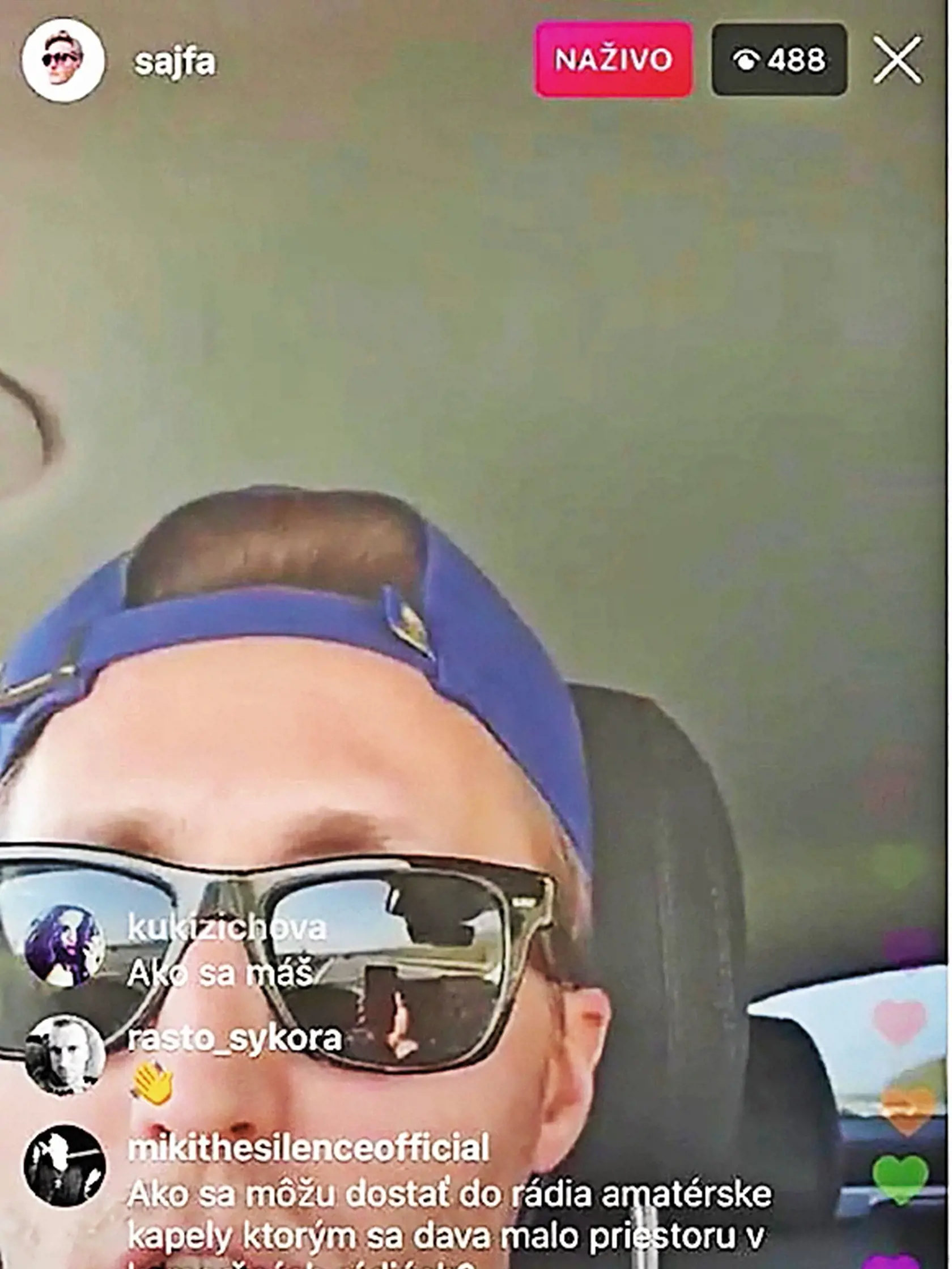 Hazardér Sajfa: Počas šoférovania četoval na Instagrame s fanúšikmi. Dostal od policajtov pokutu 50 eur.
