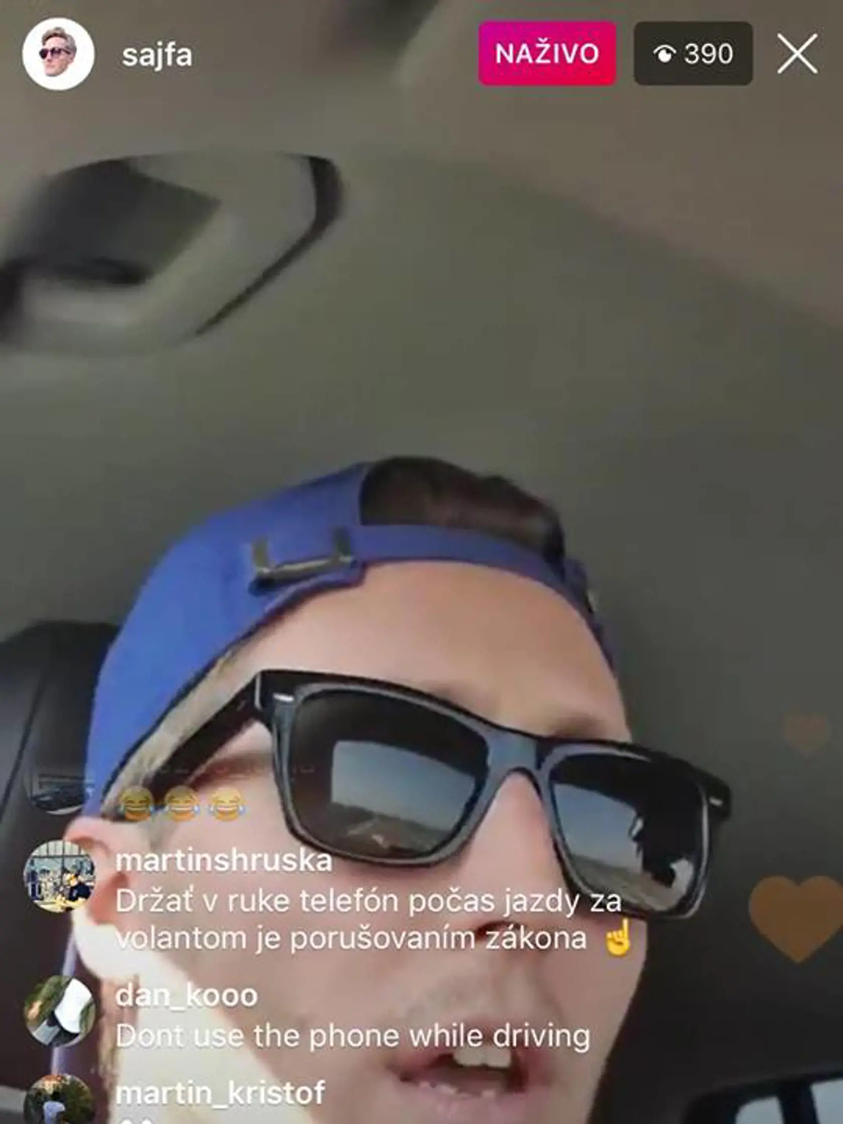 Sajfu chytili policajti za stream za volantom.