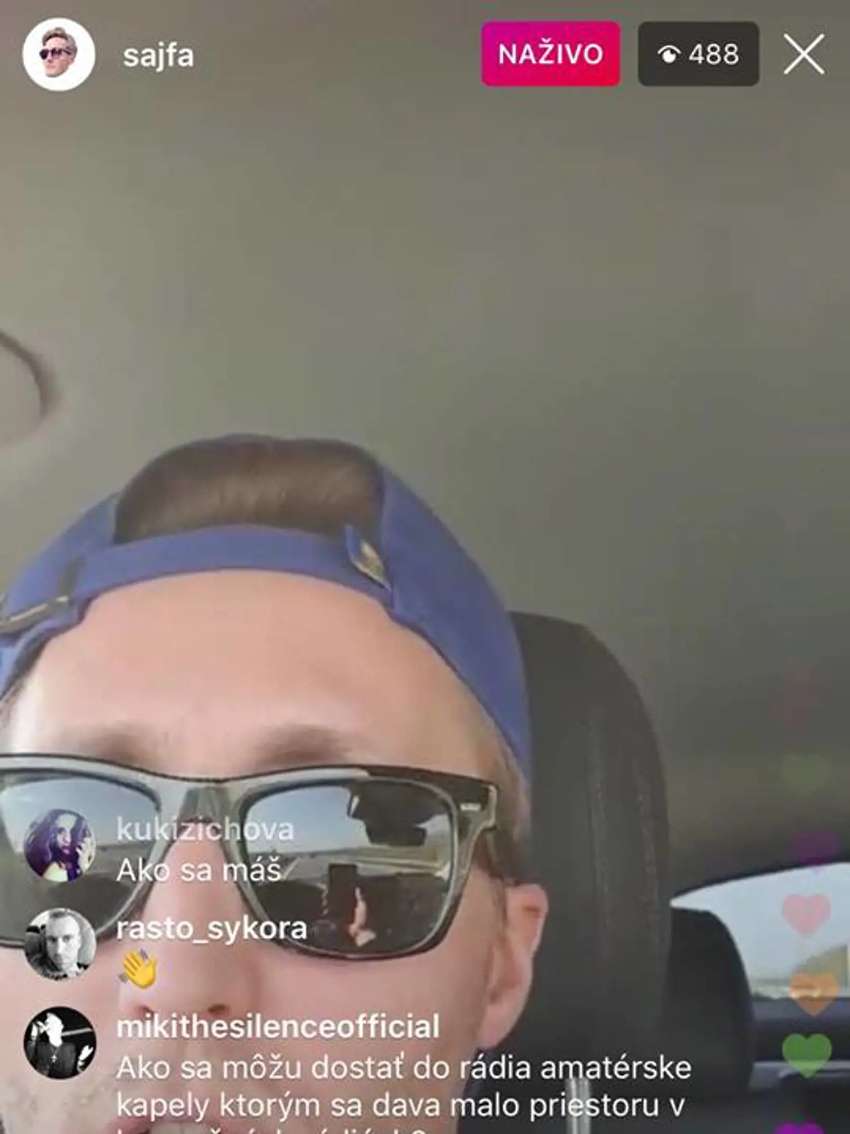 Sajfu chytili policajti za stream za volantom.