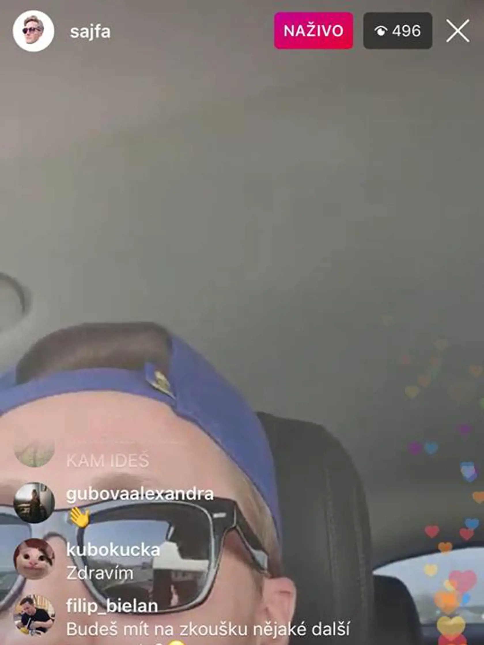 Sajfu chytili policajti za stream za volantom.